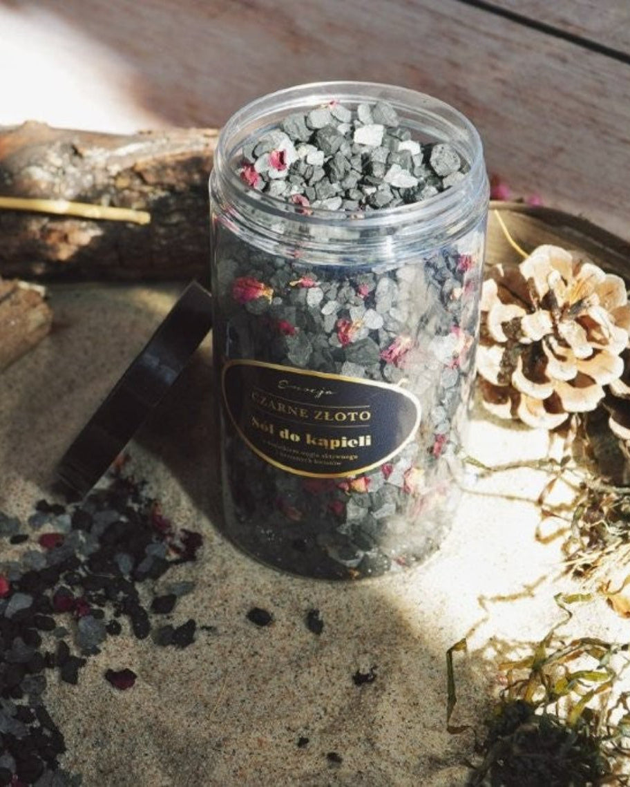 Sól do kąpieli z węglem aktywnym i płatkami kwiatów