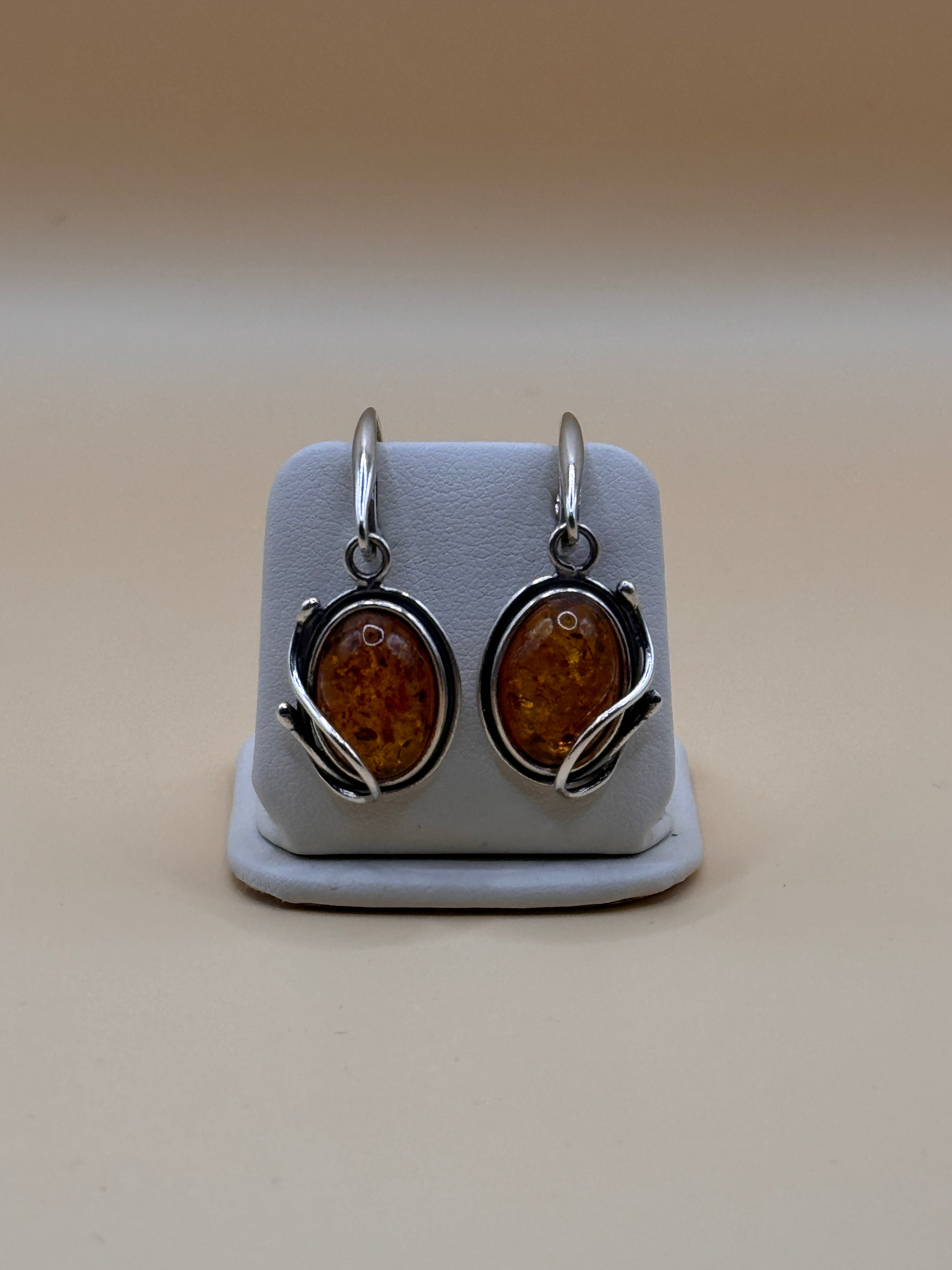 Kolczyki srebrne z bursztynem (ślimak)