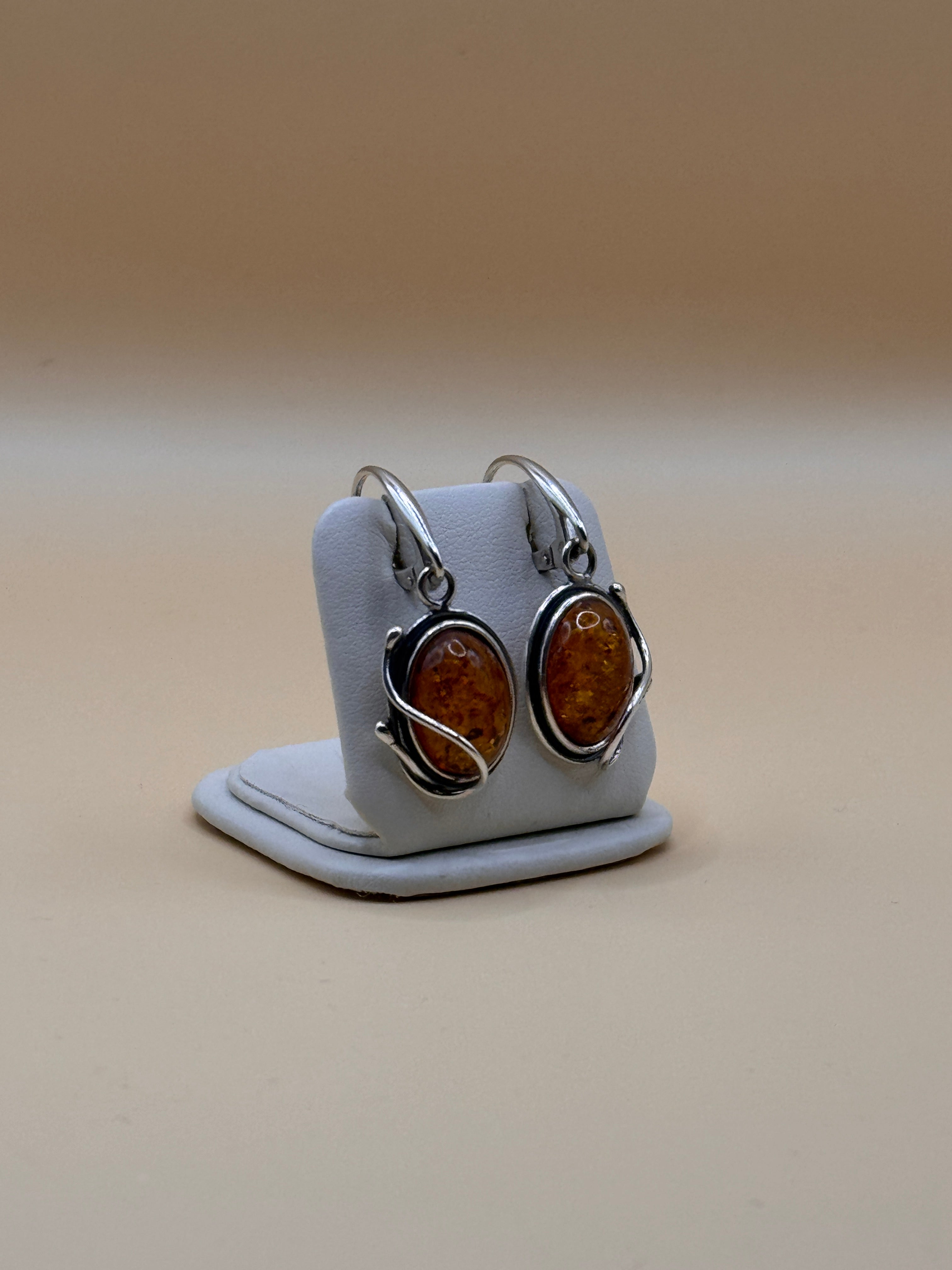 Kolczyki srebrne z bursztynem (ślimak)