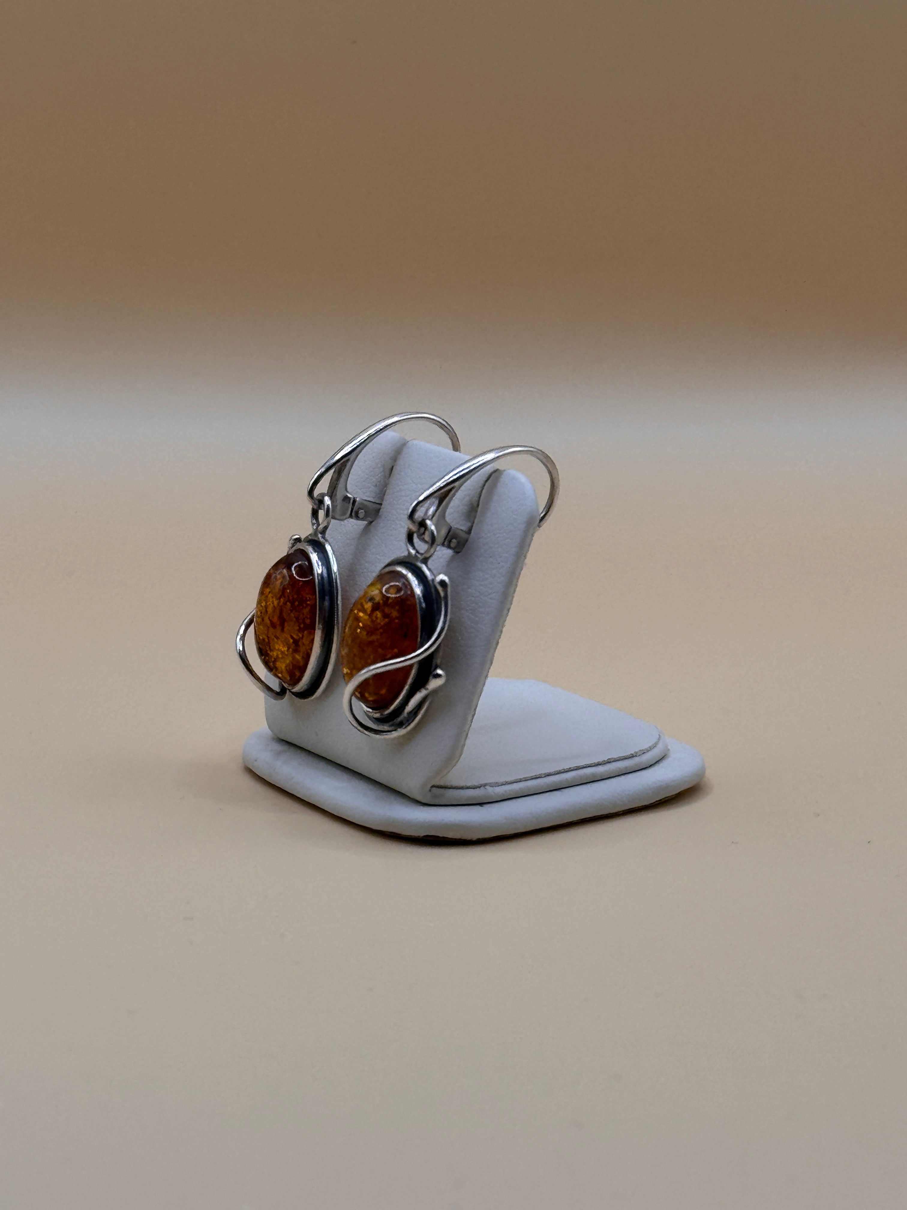 Kolczyki srebrne z bursztynem (ślimak)