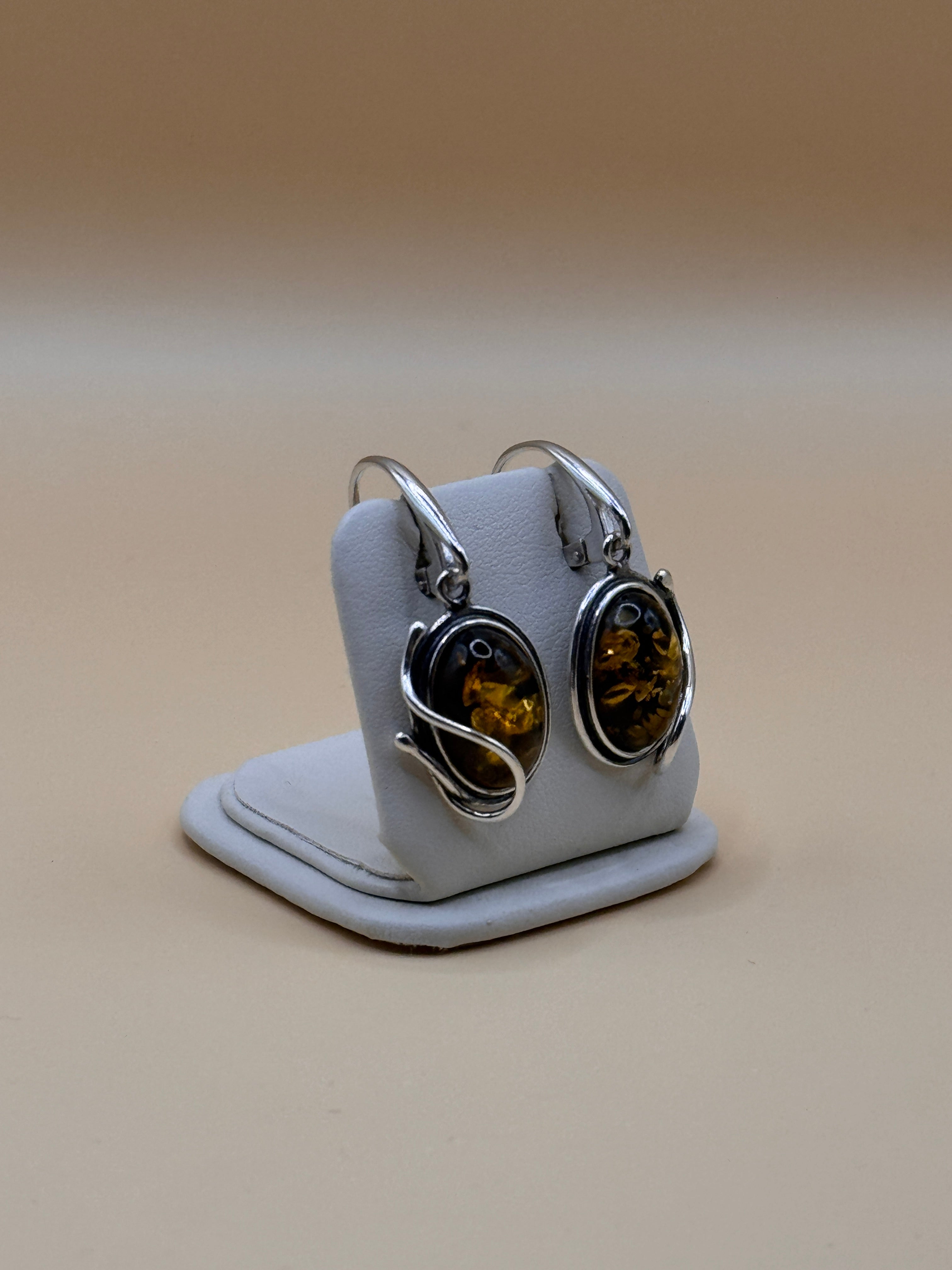 Kolczyki srebrne z bursztynem (ślimak)