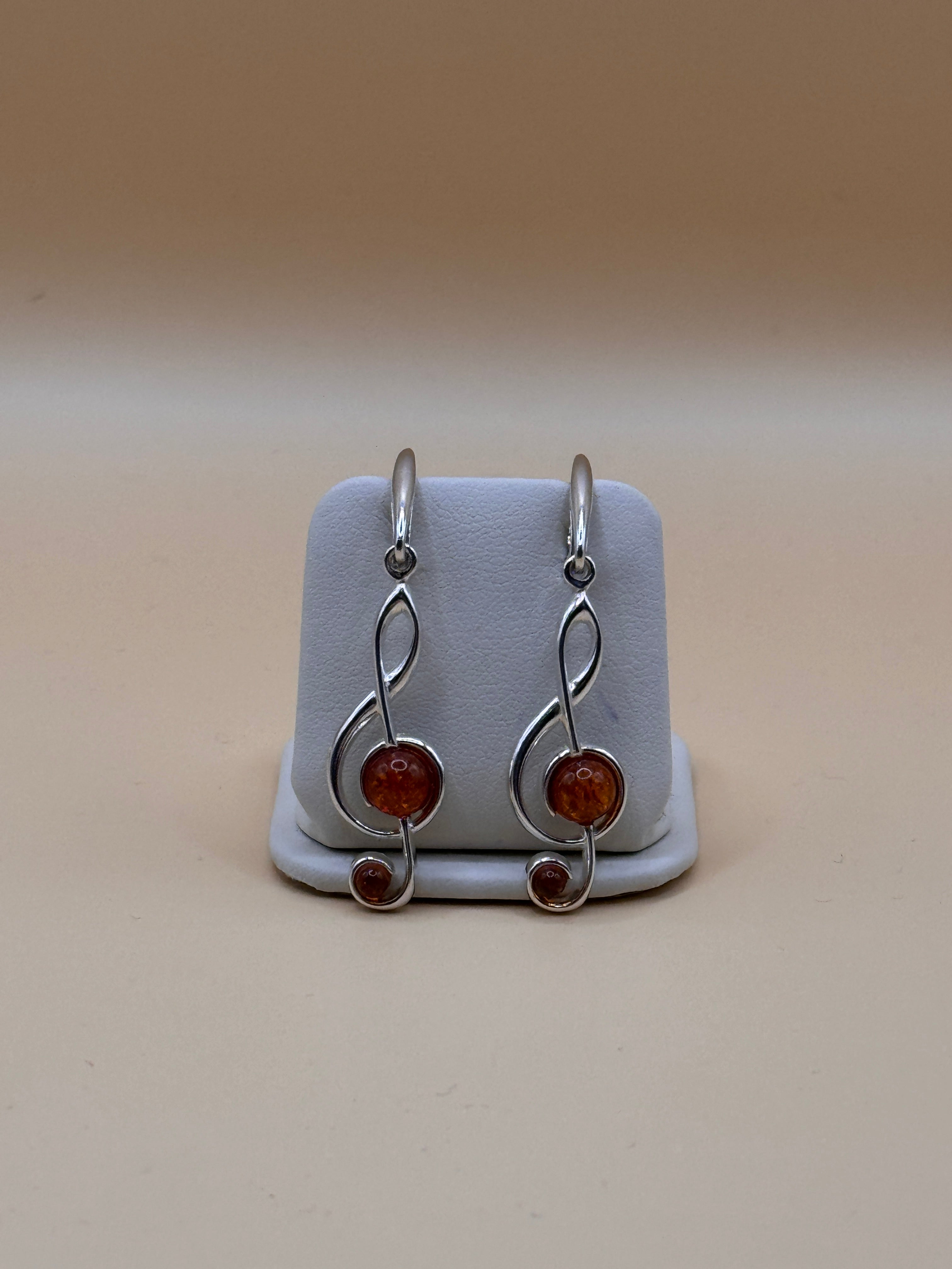 Kolczyki srebrne z bursztynem (klucz wiolinowy)