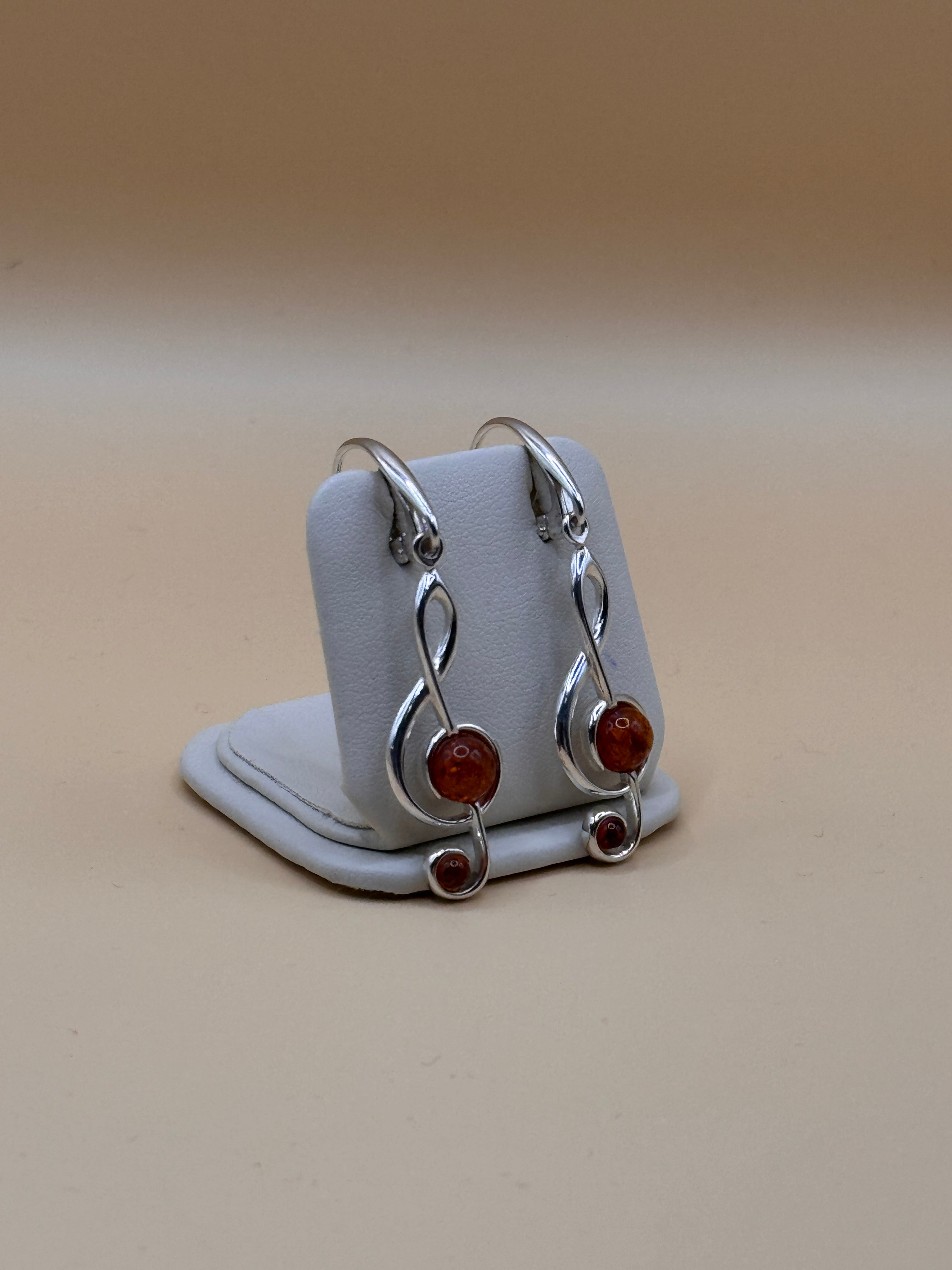 Kolczyki srebrne z bursztynem (klucz wiolinowy)