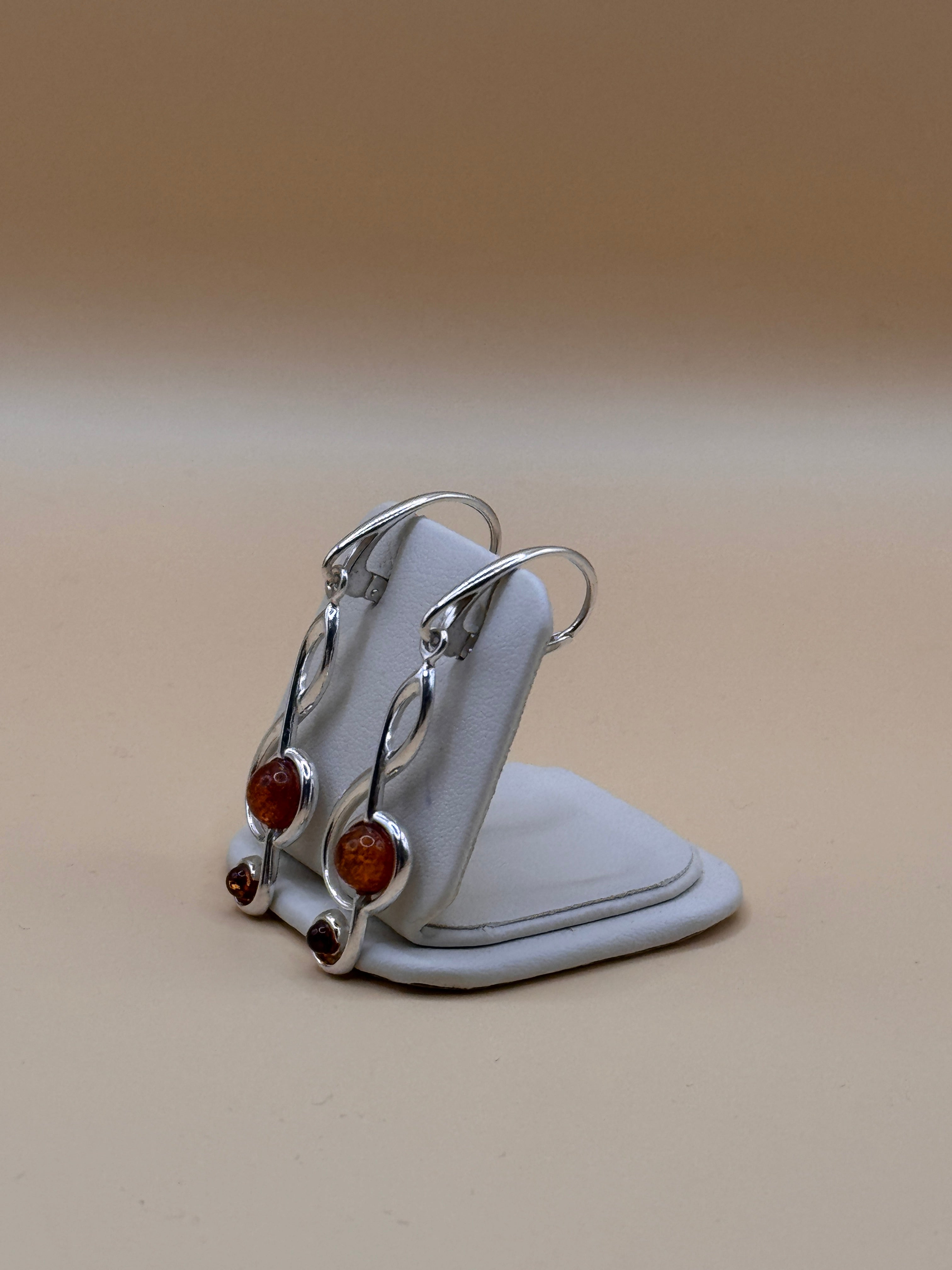 Kolczyki srebrne z bursztynem (klucz wiolinowy)