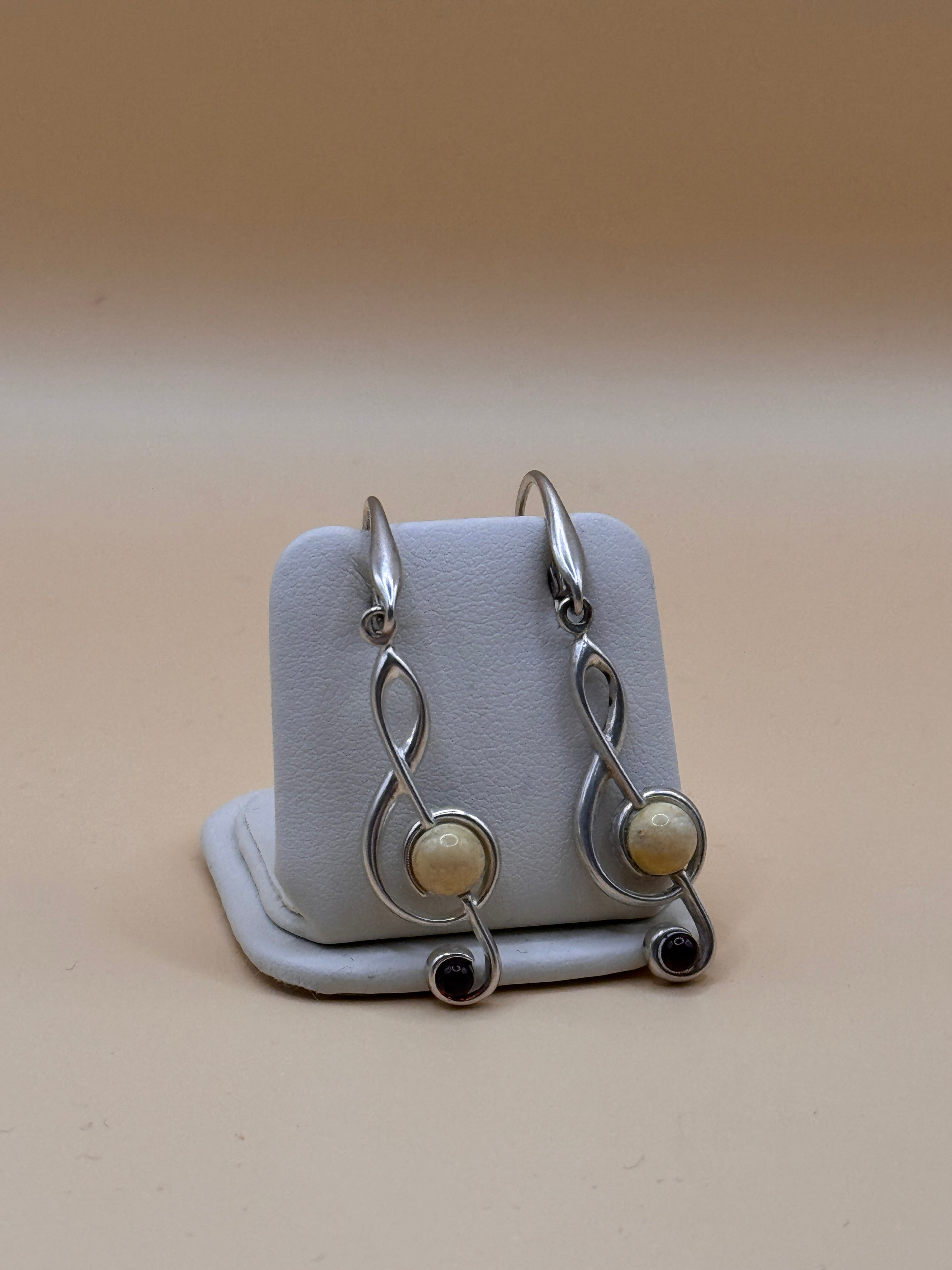 Kolczyki srebrne z bursztynem (klucz wiolinowy)