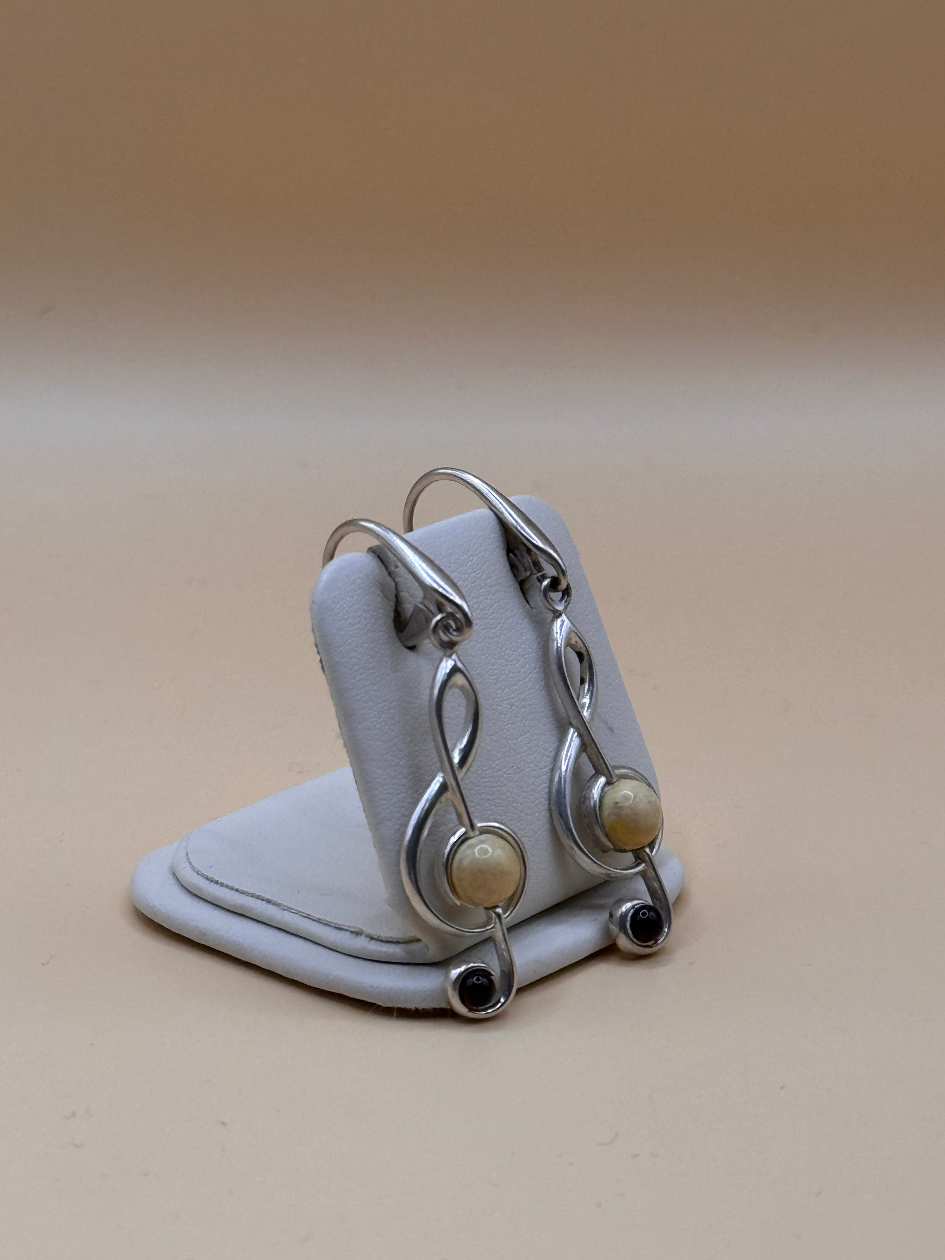 Kolczyki srebrne z bursztynem (klucz wiolinowy)