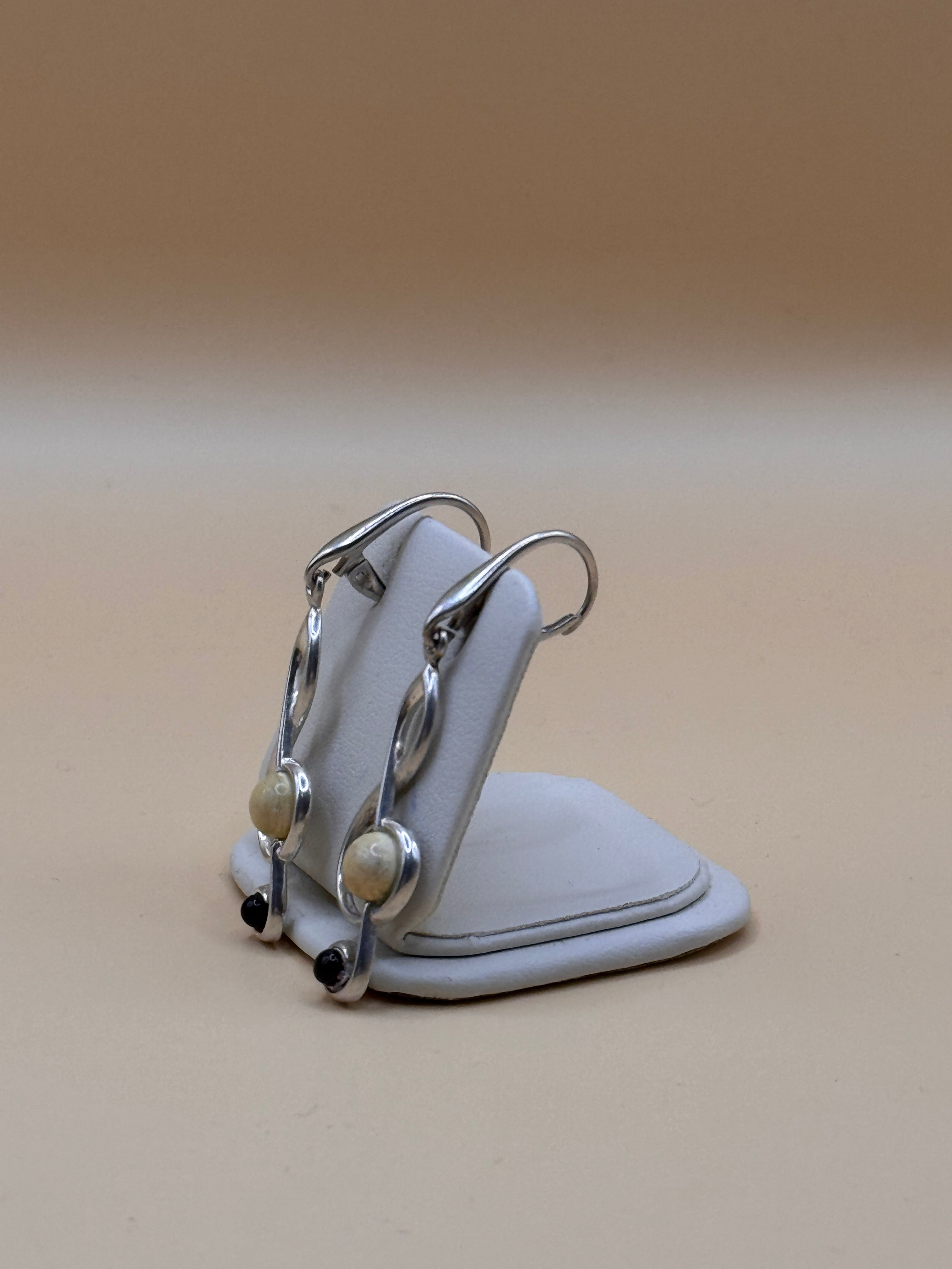 Kolczyki srebrne z bursztynem (klucz wiolinowy)