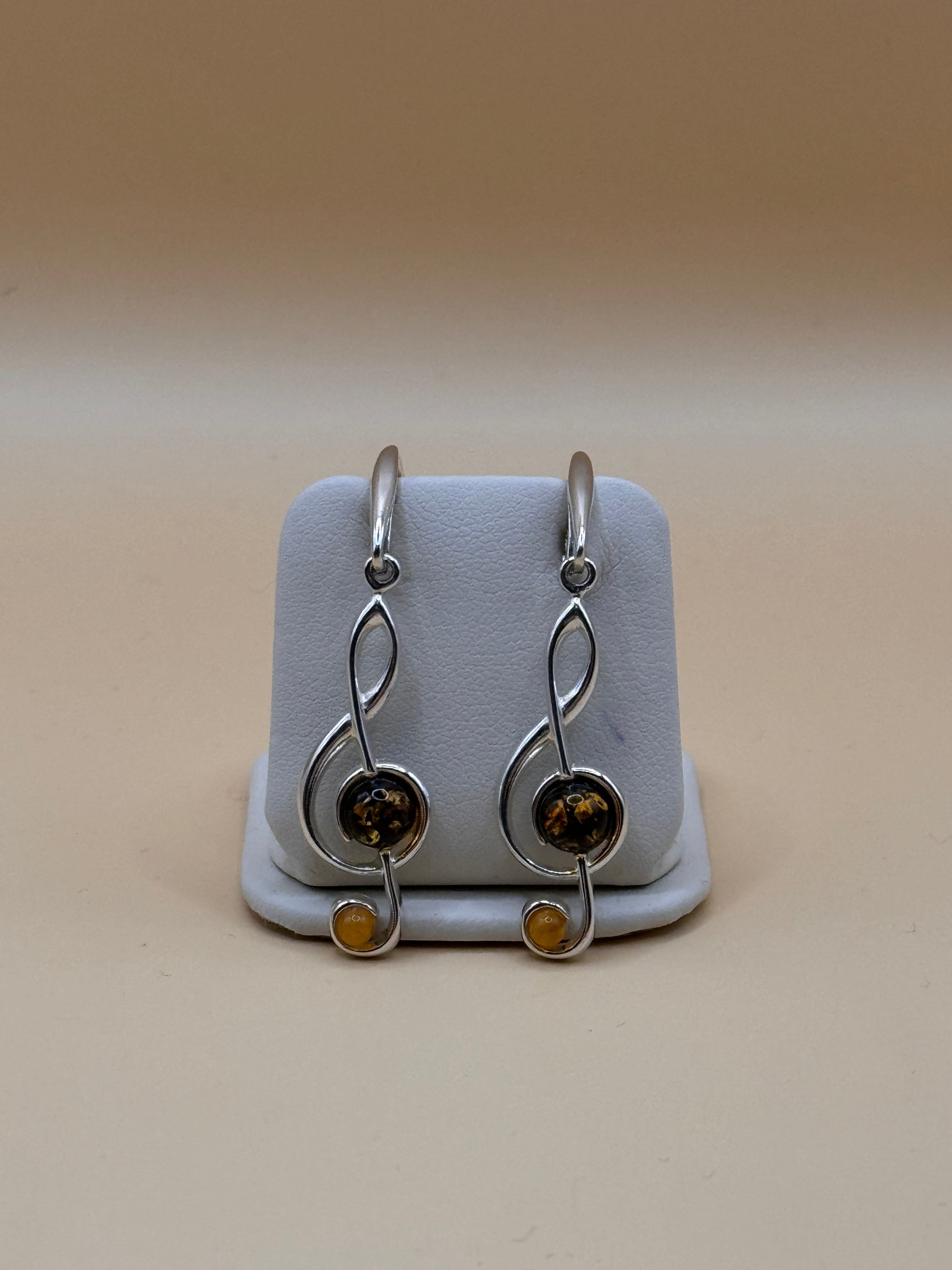Kolczyki srebrne z bursztynem (klucz wiolinowy)