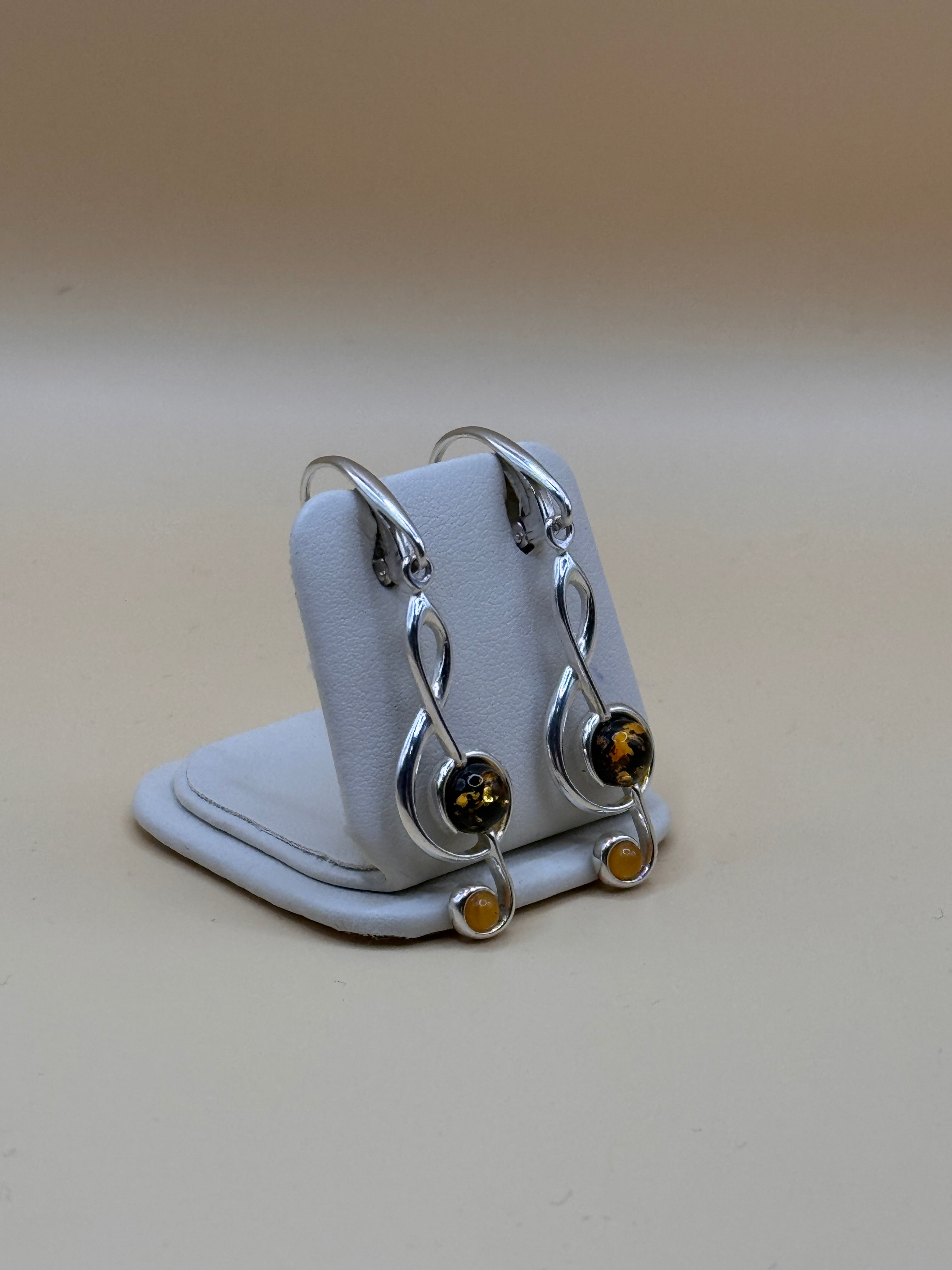 Kolczyki srebrne z bursztynem (klucz wiolinowy)