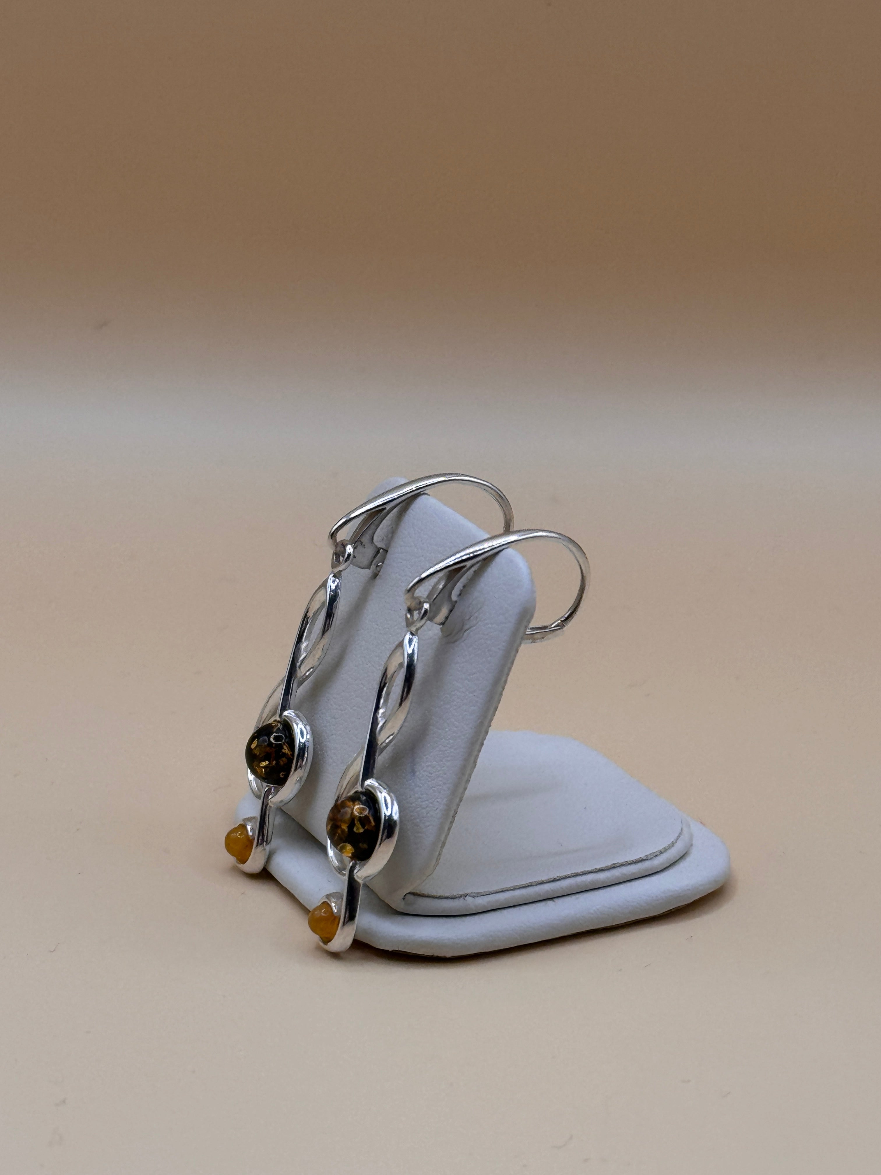 Kolczyki srebrne z bursztynem (klucz wiolinowy)