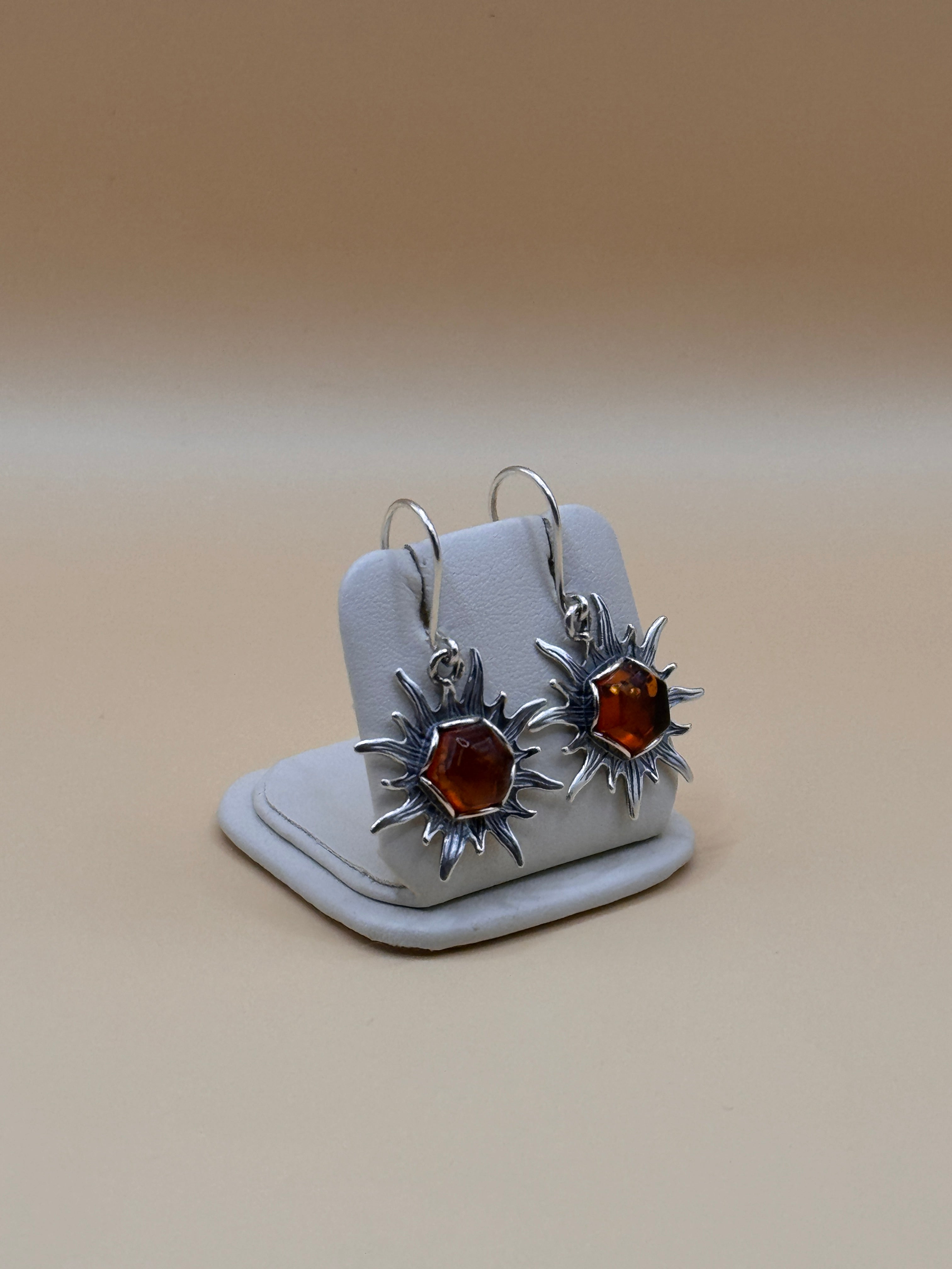 Kolczyki srebrne z bursztynem (słoneczka)