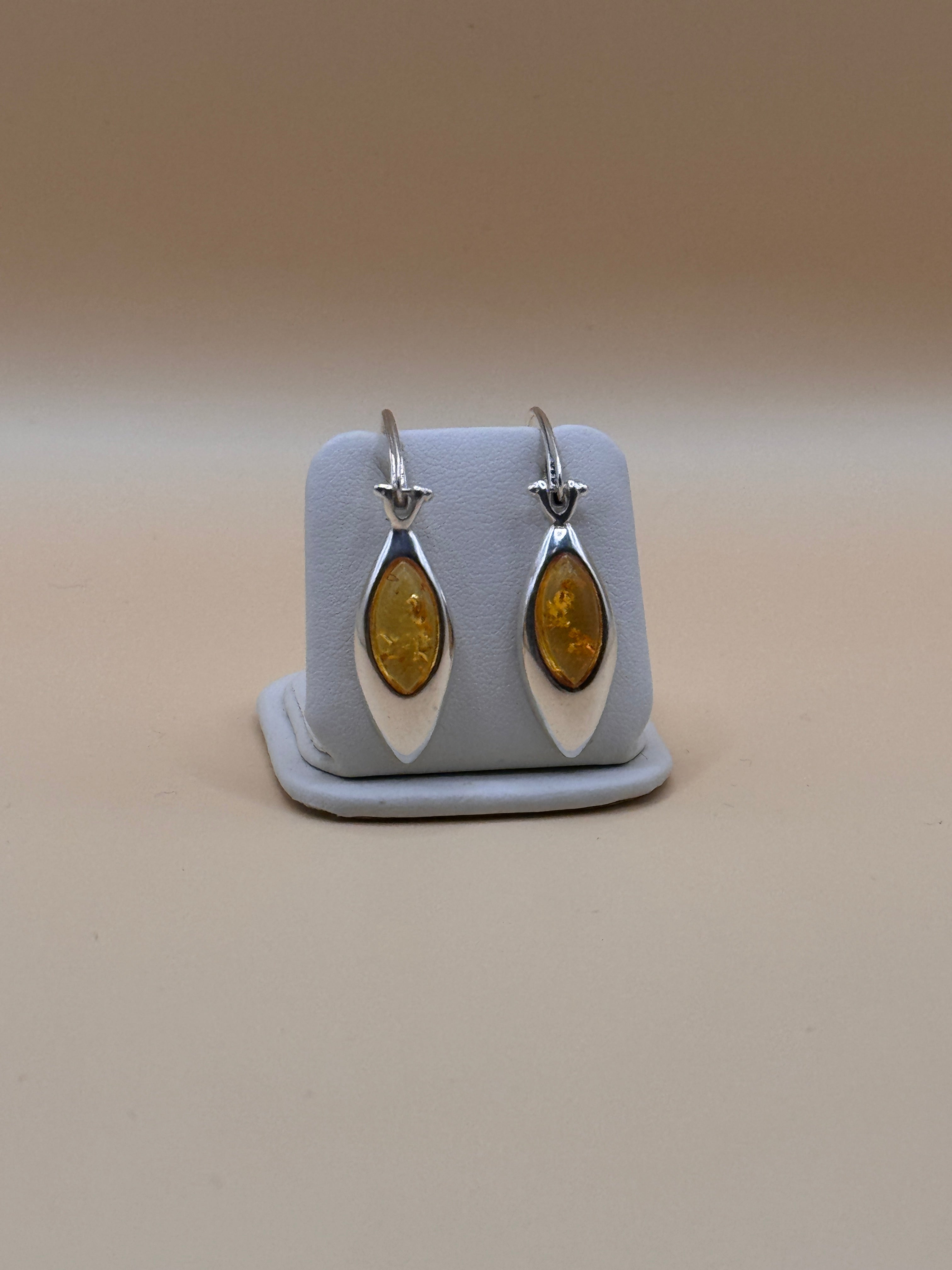 Kolczyki srebrne z bursztynem (markiza)
