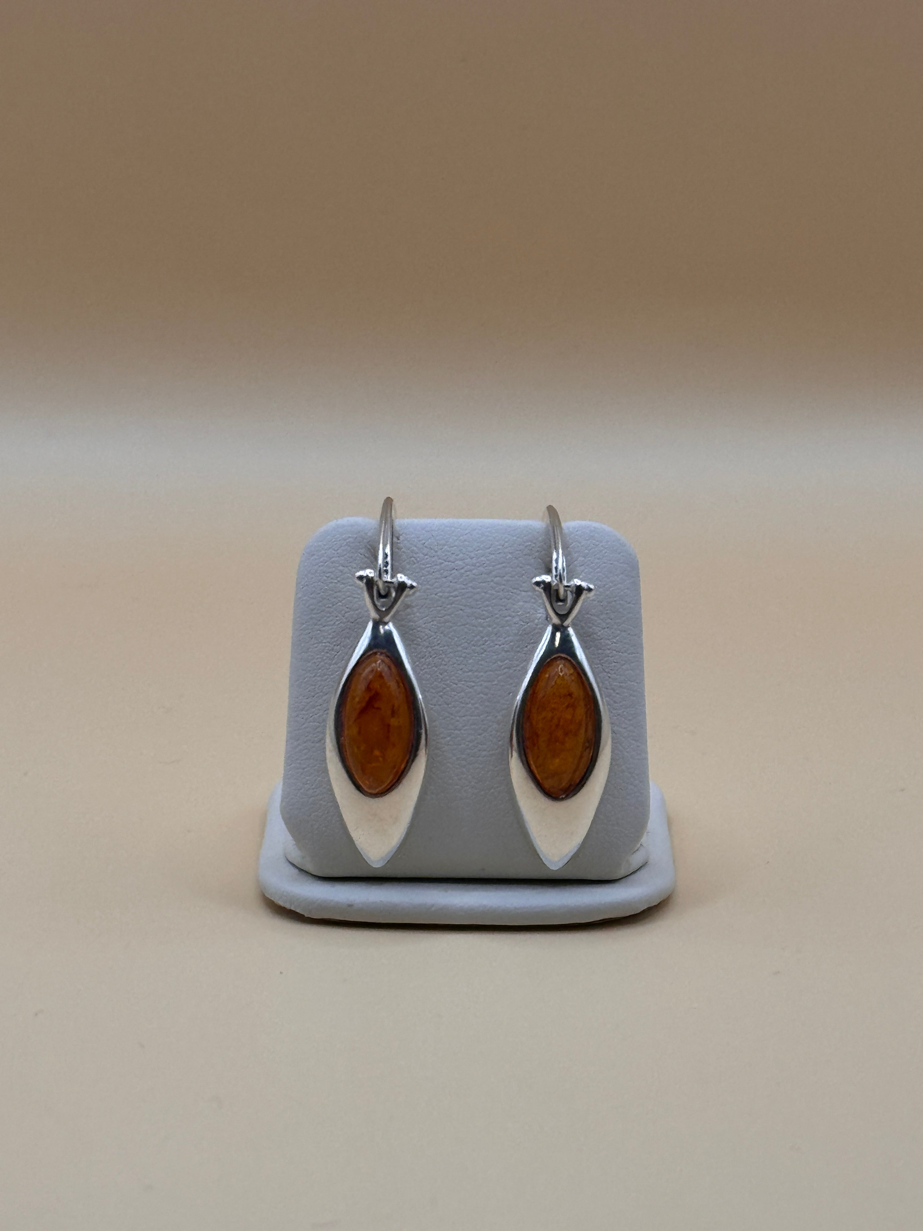 Kolczyki srebrne z bursztynem (markiza)