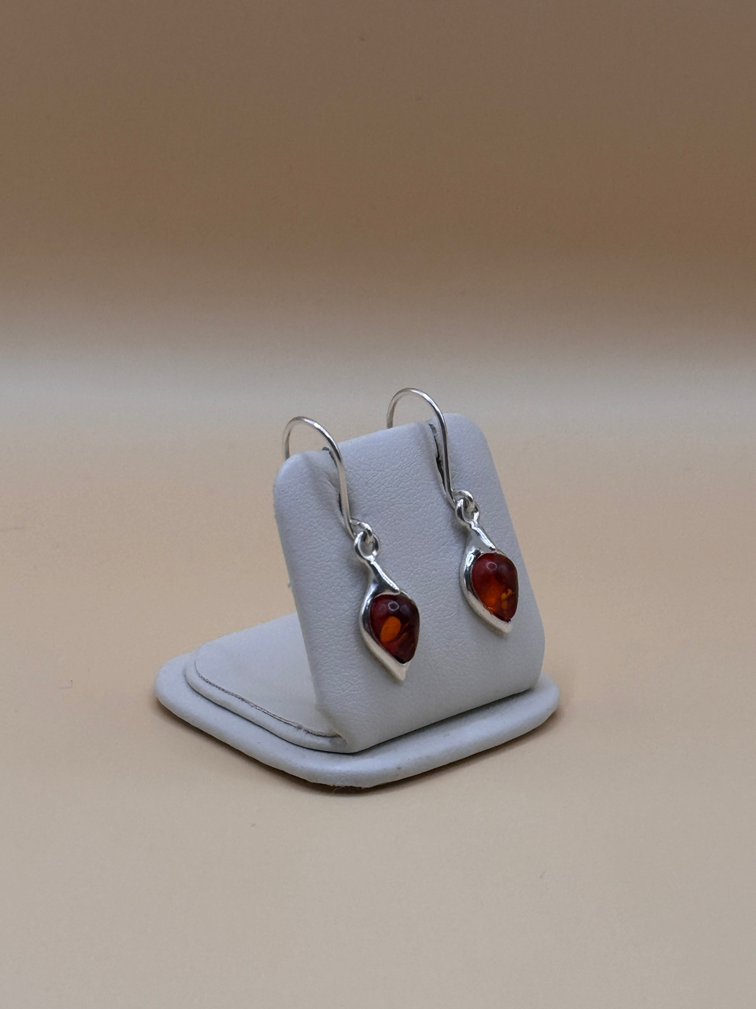 Kolczyki srebrne z bursztynem (łezka)