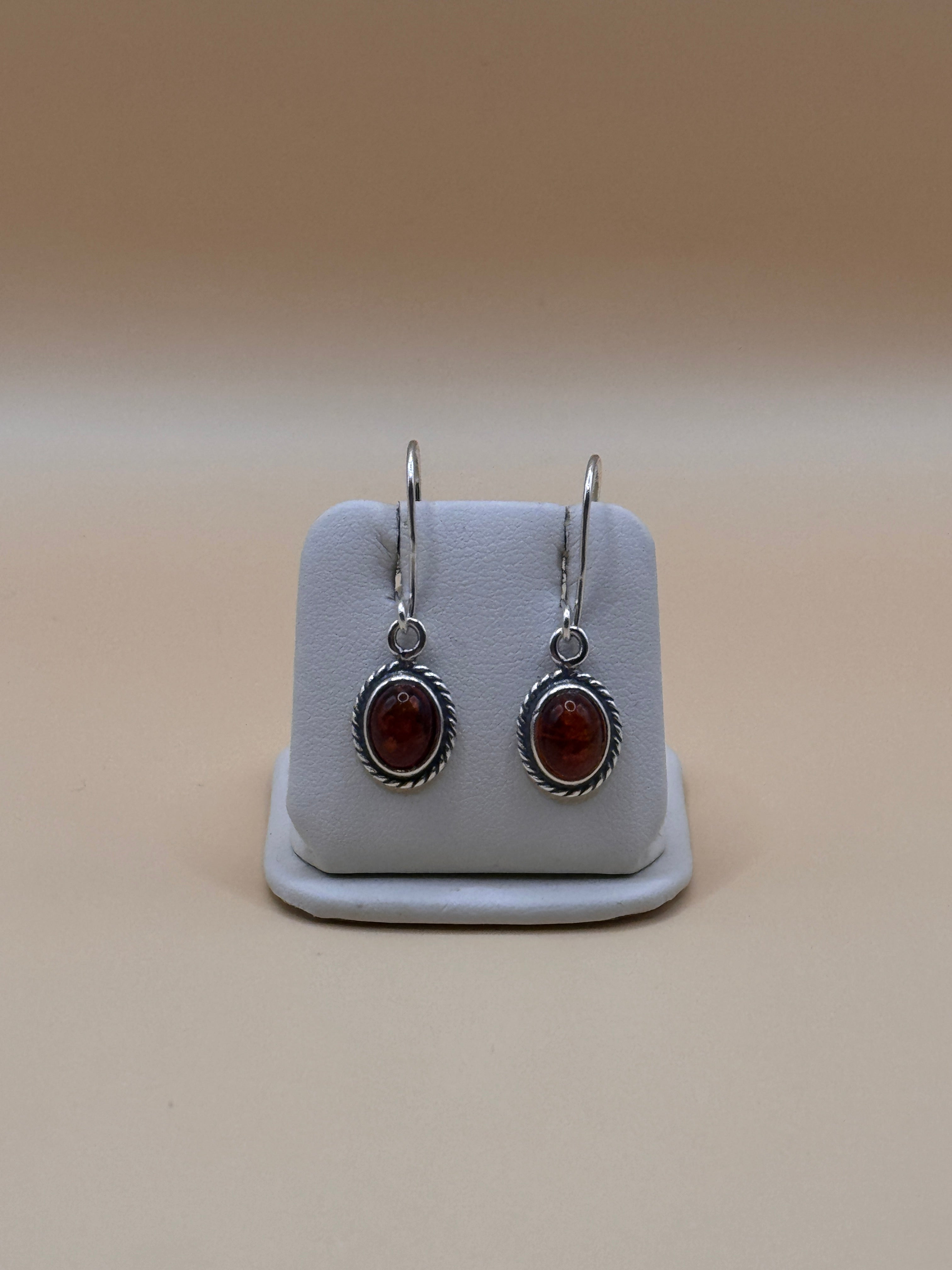 Kolczyki srebrne z bursztynem (z oplotem)