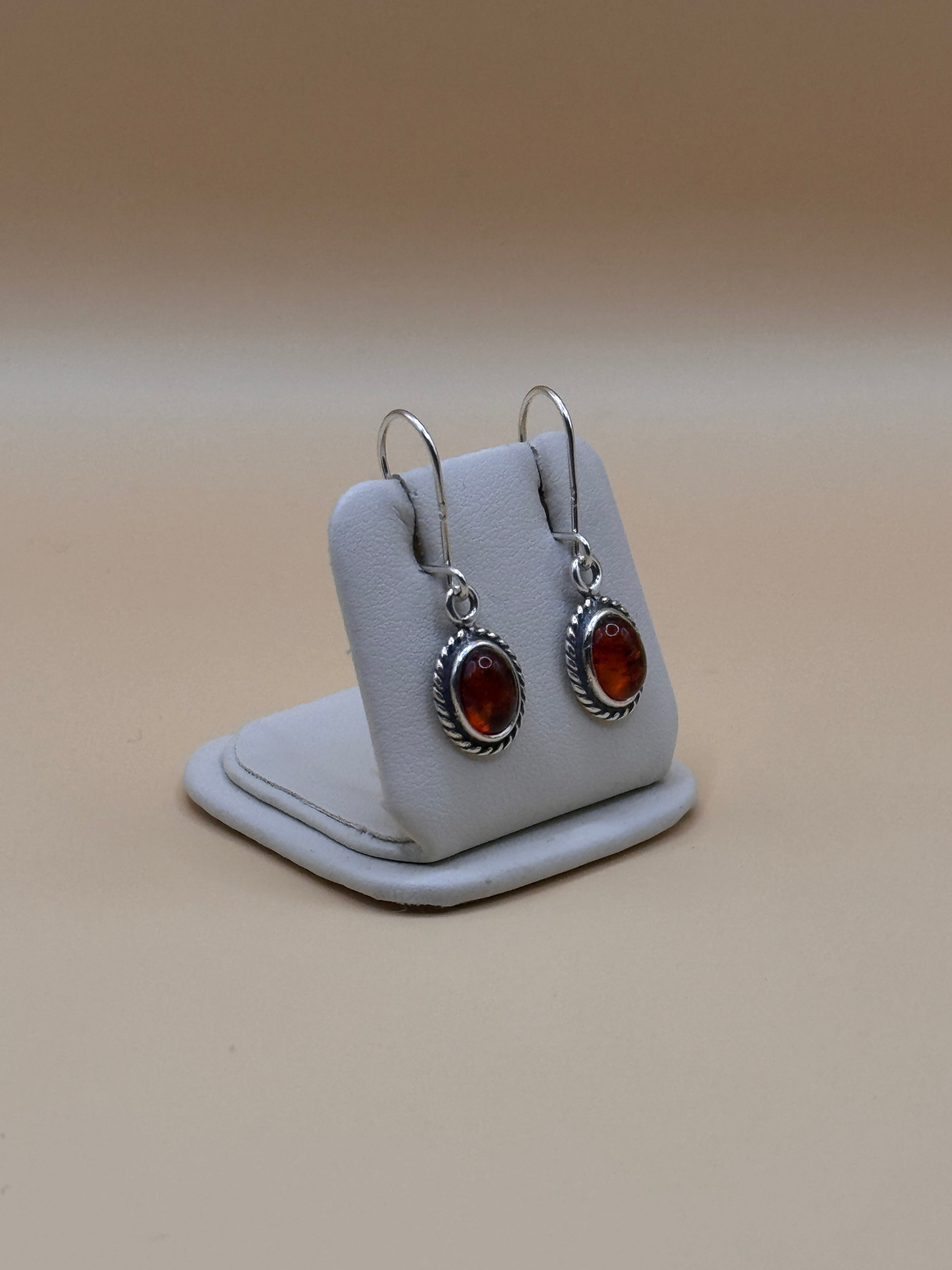 Kolczyki srebrne z bursztynem (z oplotem)