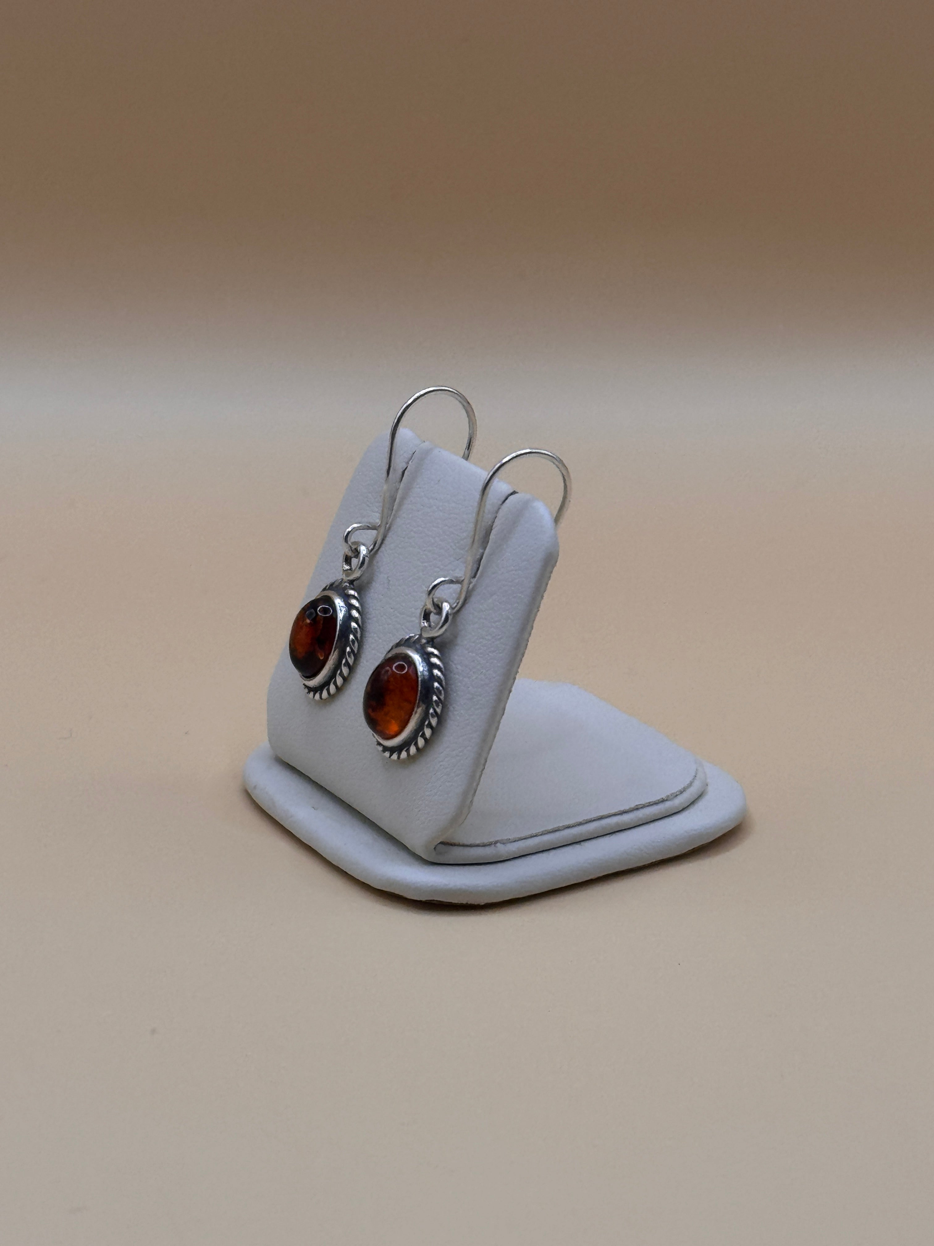 Kolczyki srebrne z bursztynem (z oplotem)