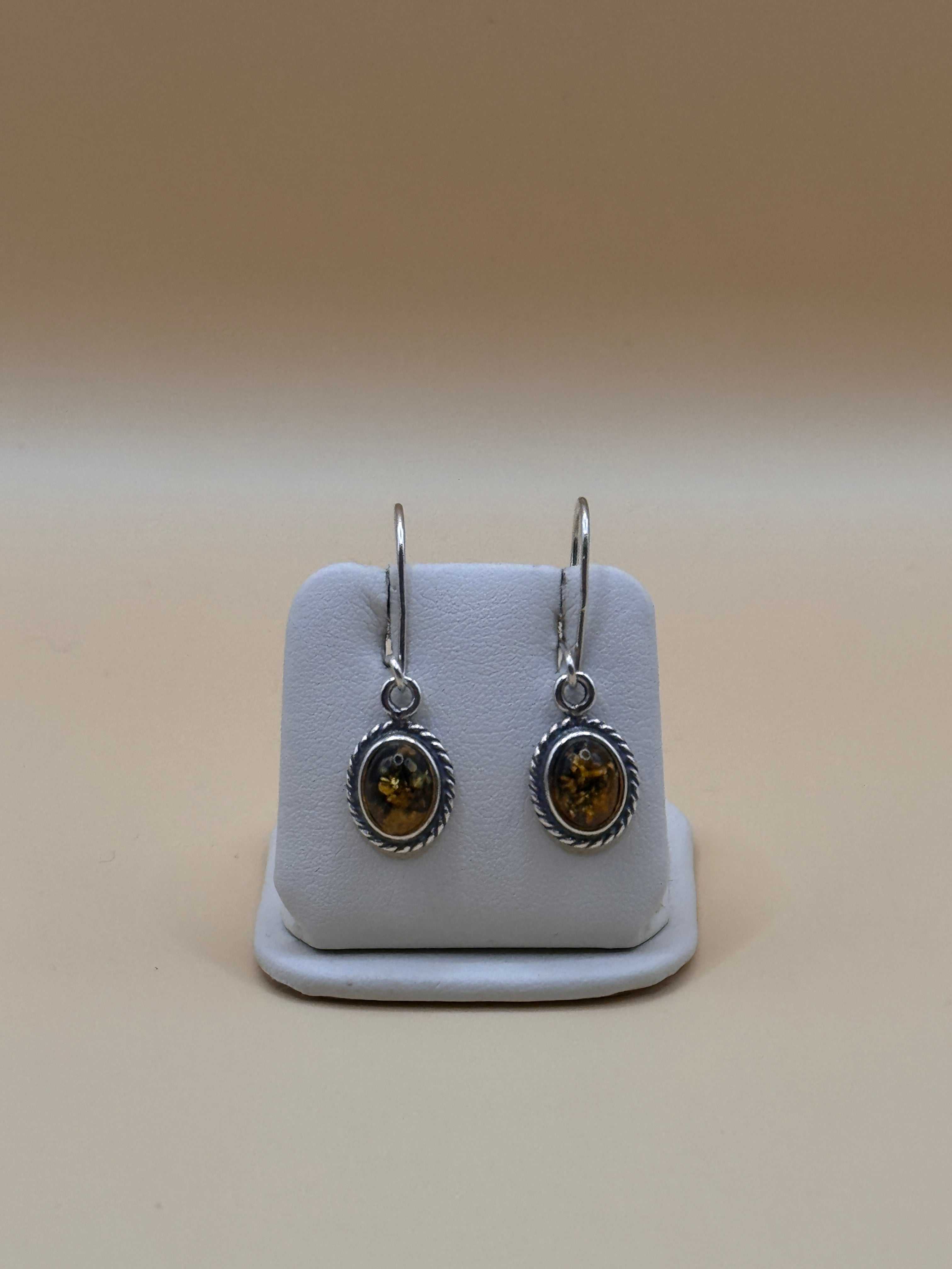 Kolczyki srebrne z bursztynem (z oplotem)