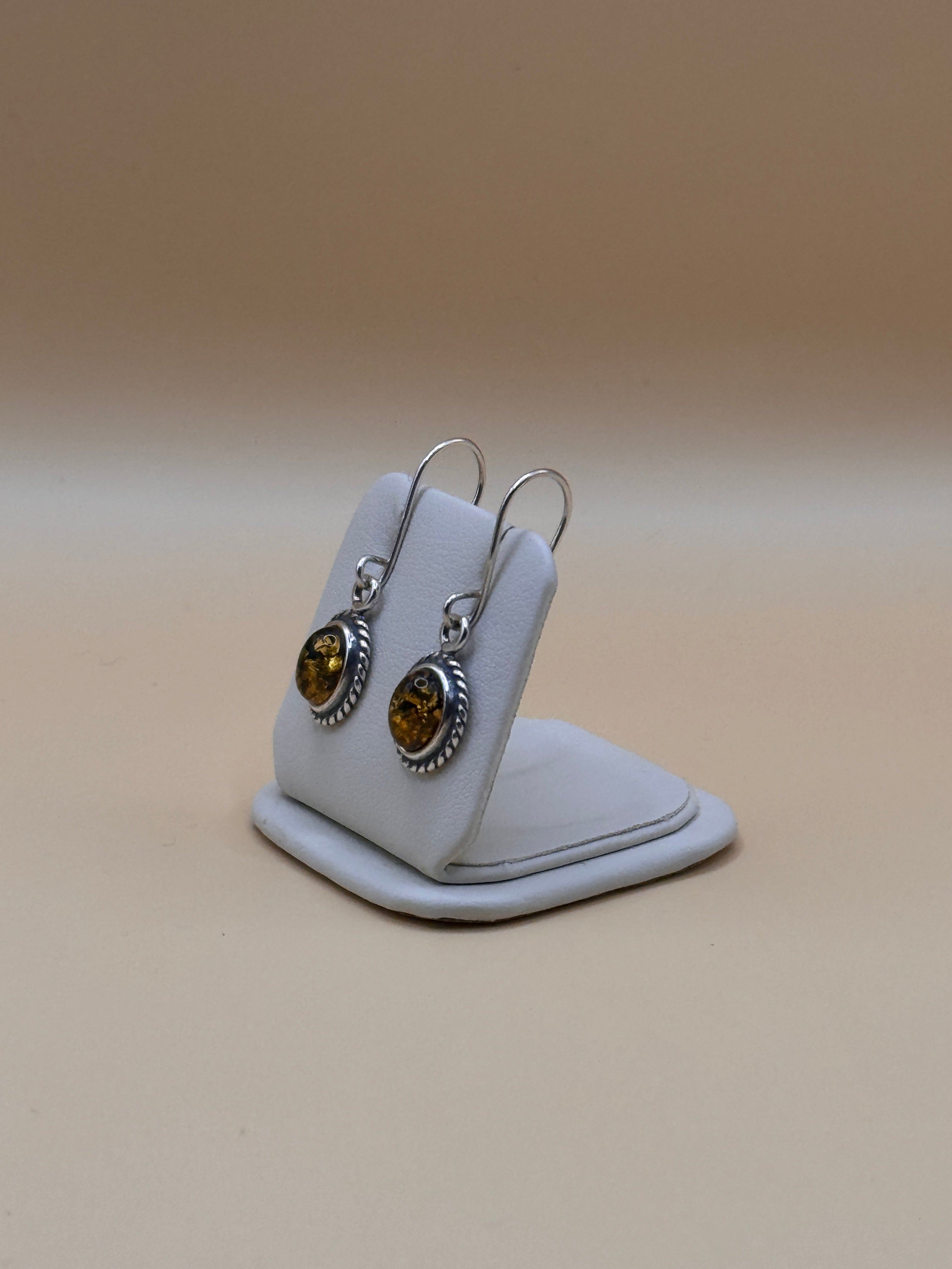 Kolczyki srebrne z bursztynem (z oplotem)