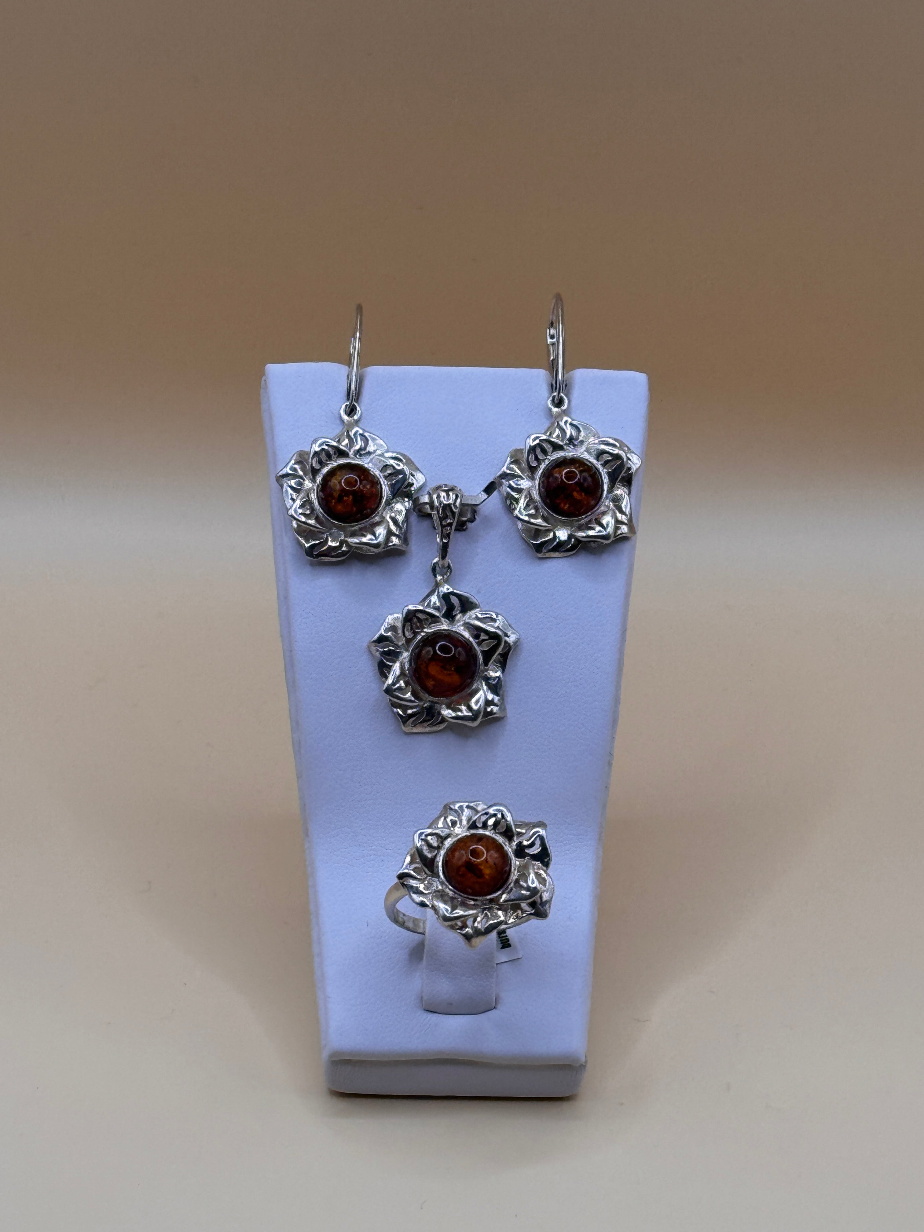 Komplet srebro z bursztynem (kwiatuszki) (wisiorek, kolczyki, pierścionek)