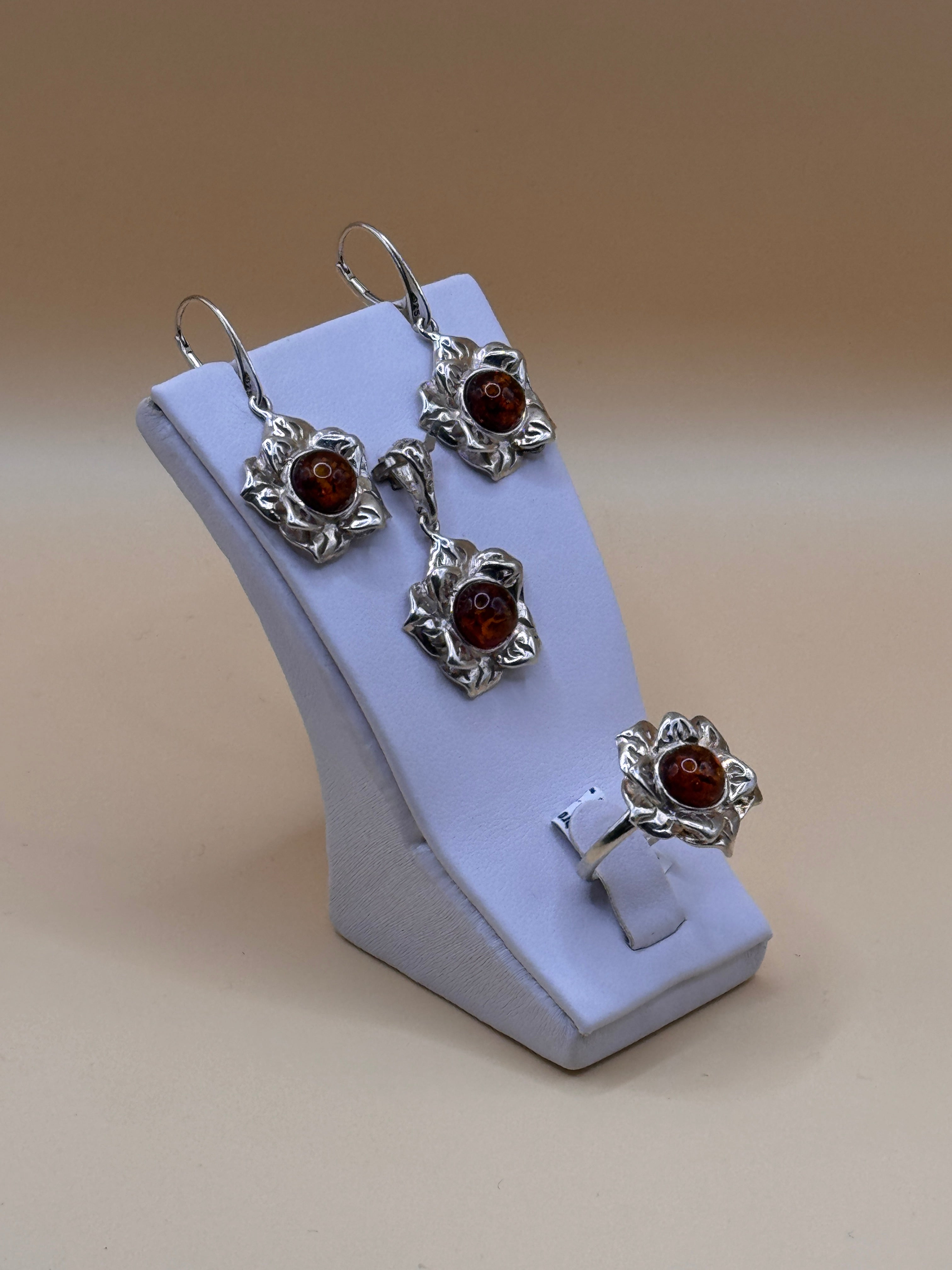 Komplet srebro z bursztynem (kwiatuszki) (wisiorek, kolczyki, pierścionek)