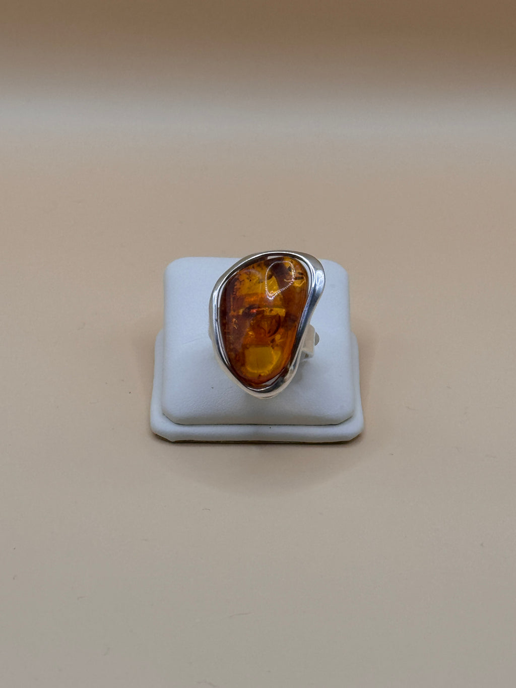 Pierścionek srebrny z bursztynem