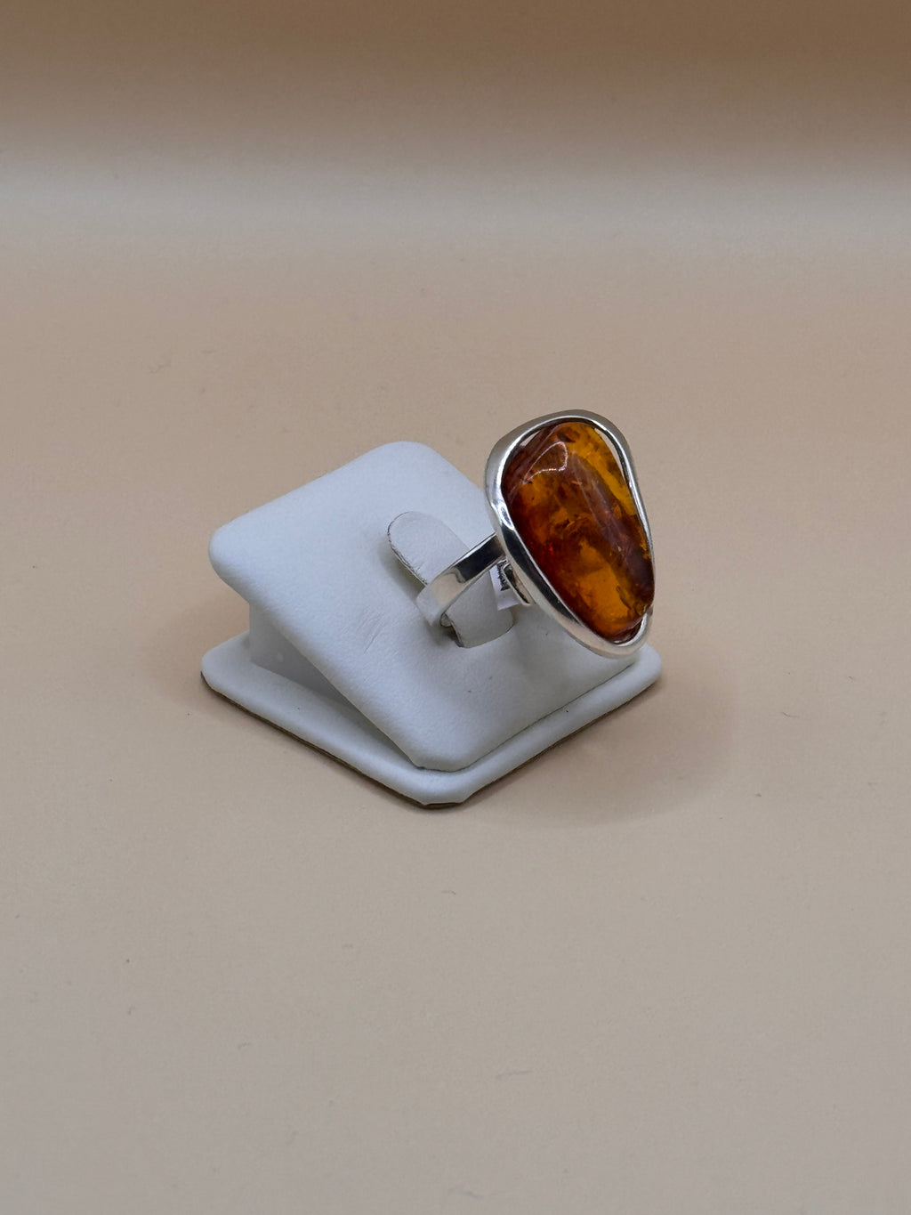Pierścionek srebrny z bursztynem