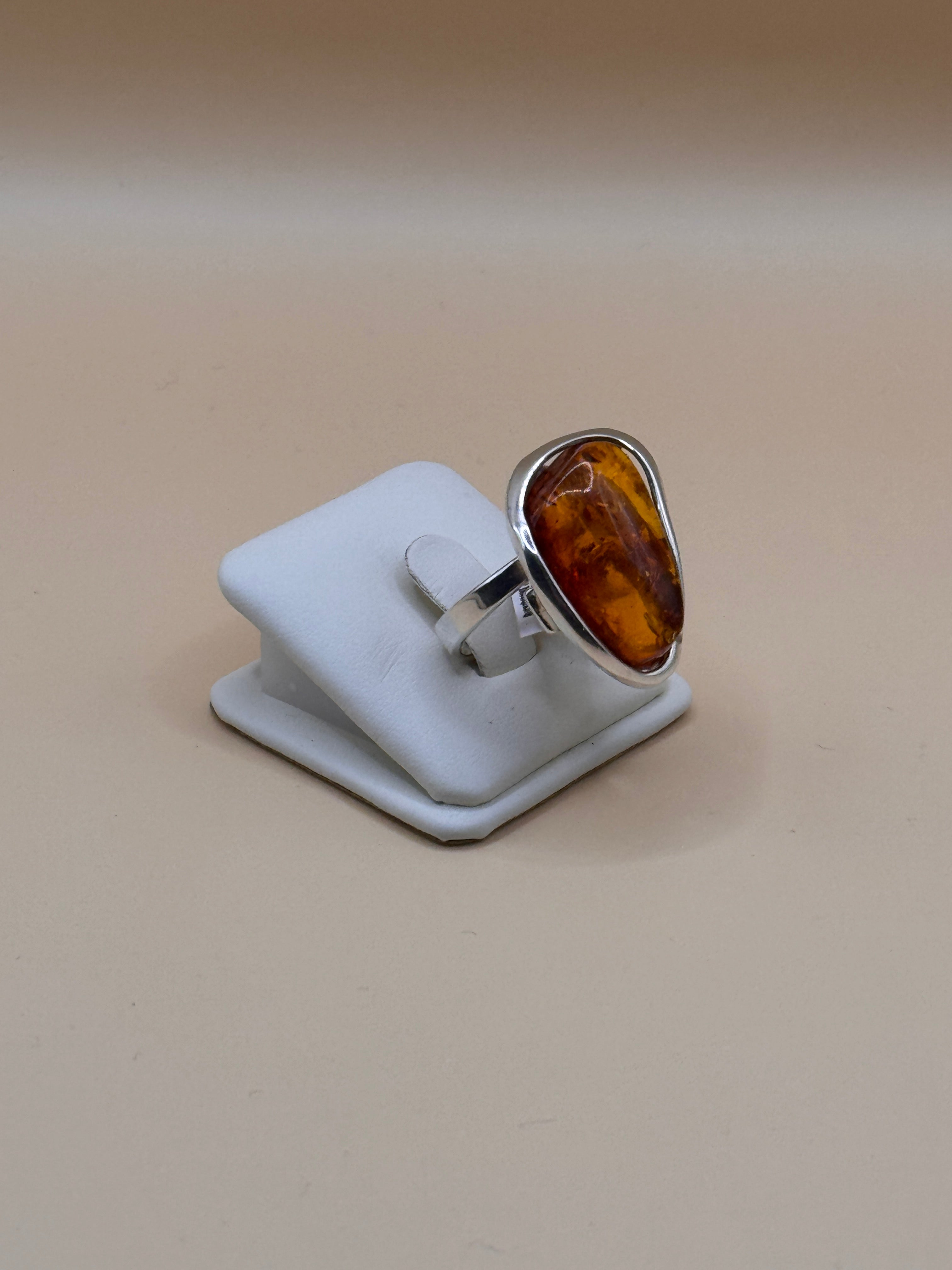 Pierścionek srebrny z bursztynem