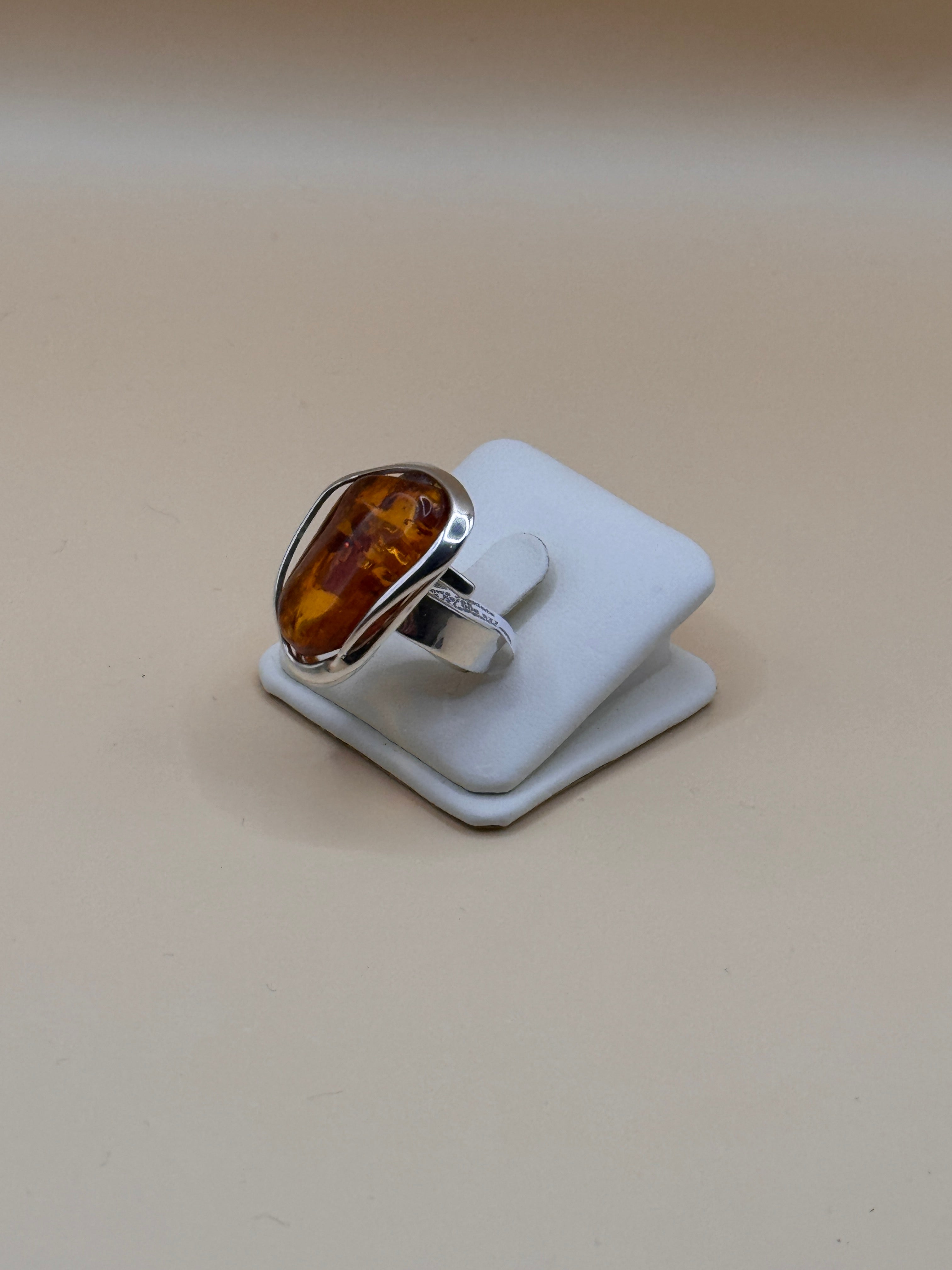 Pierścionek srebrny z bursztynem