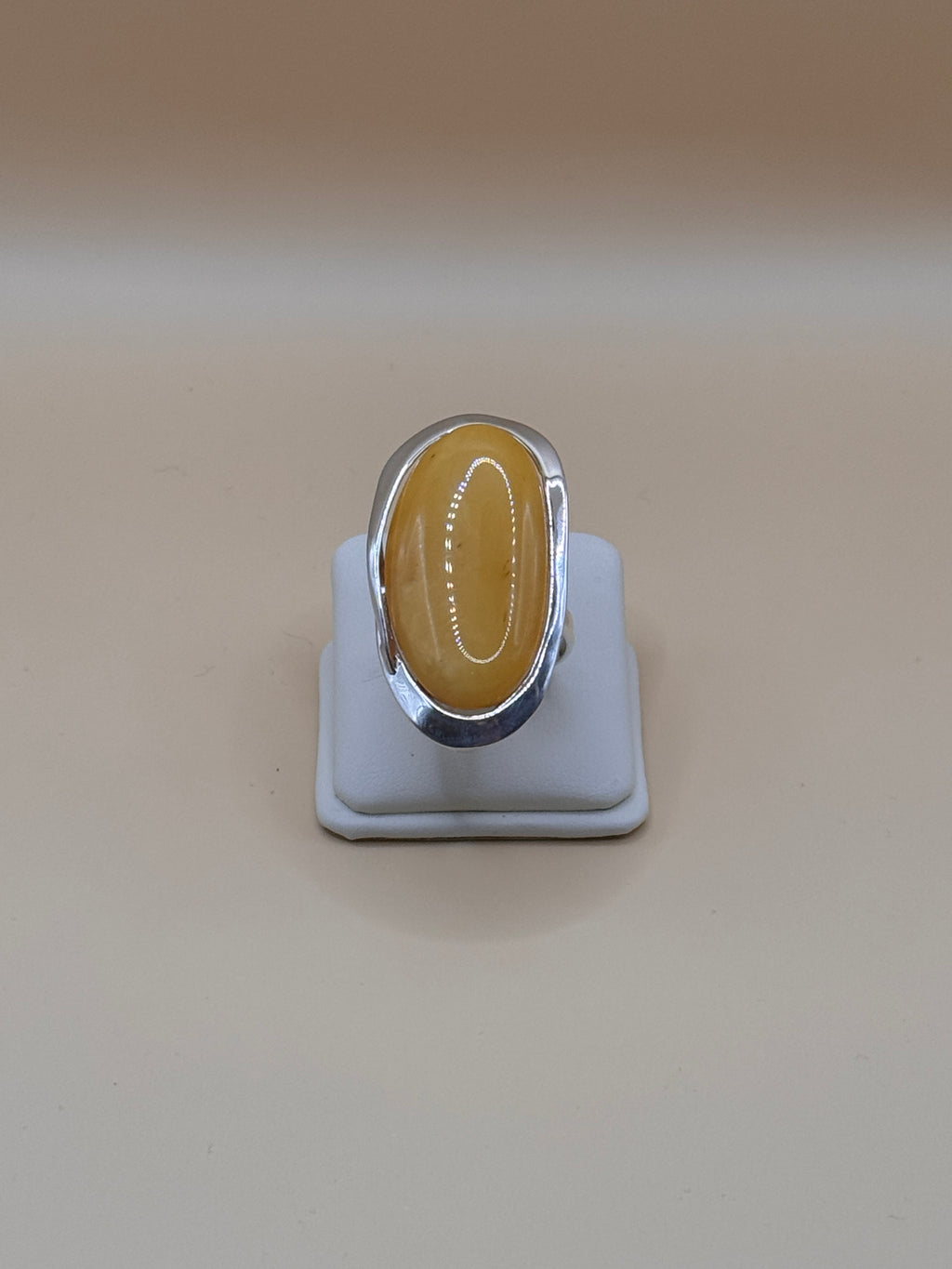 Pierścionek srebrny z bursztynem