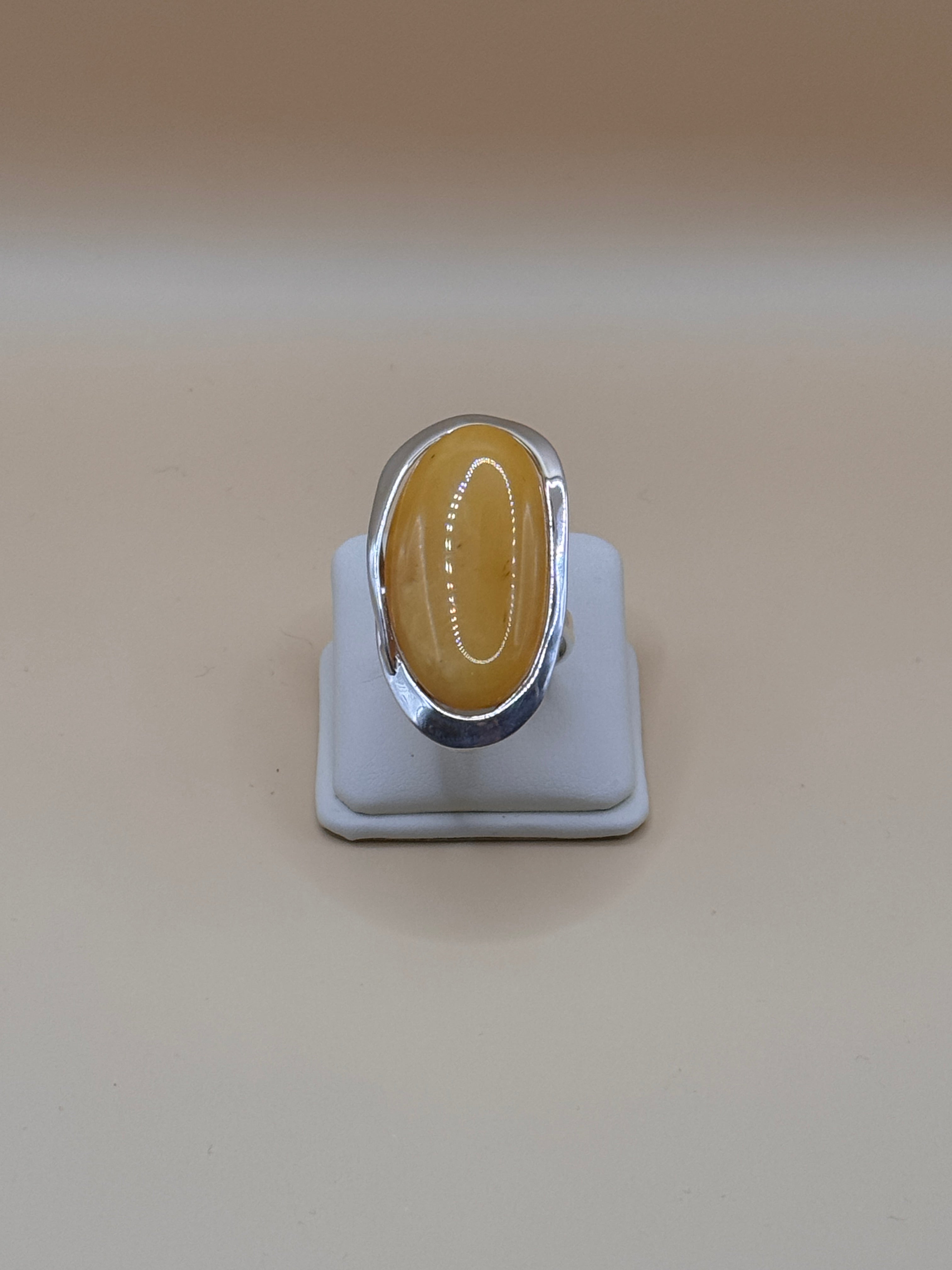 Pierścionek srebrny z bursztynem