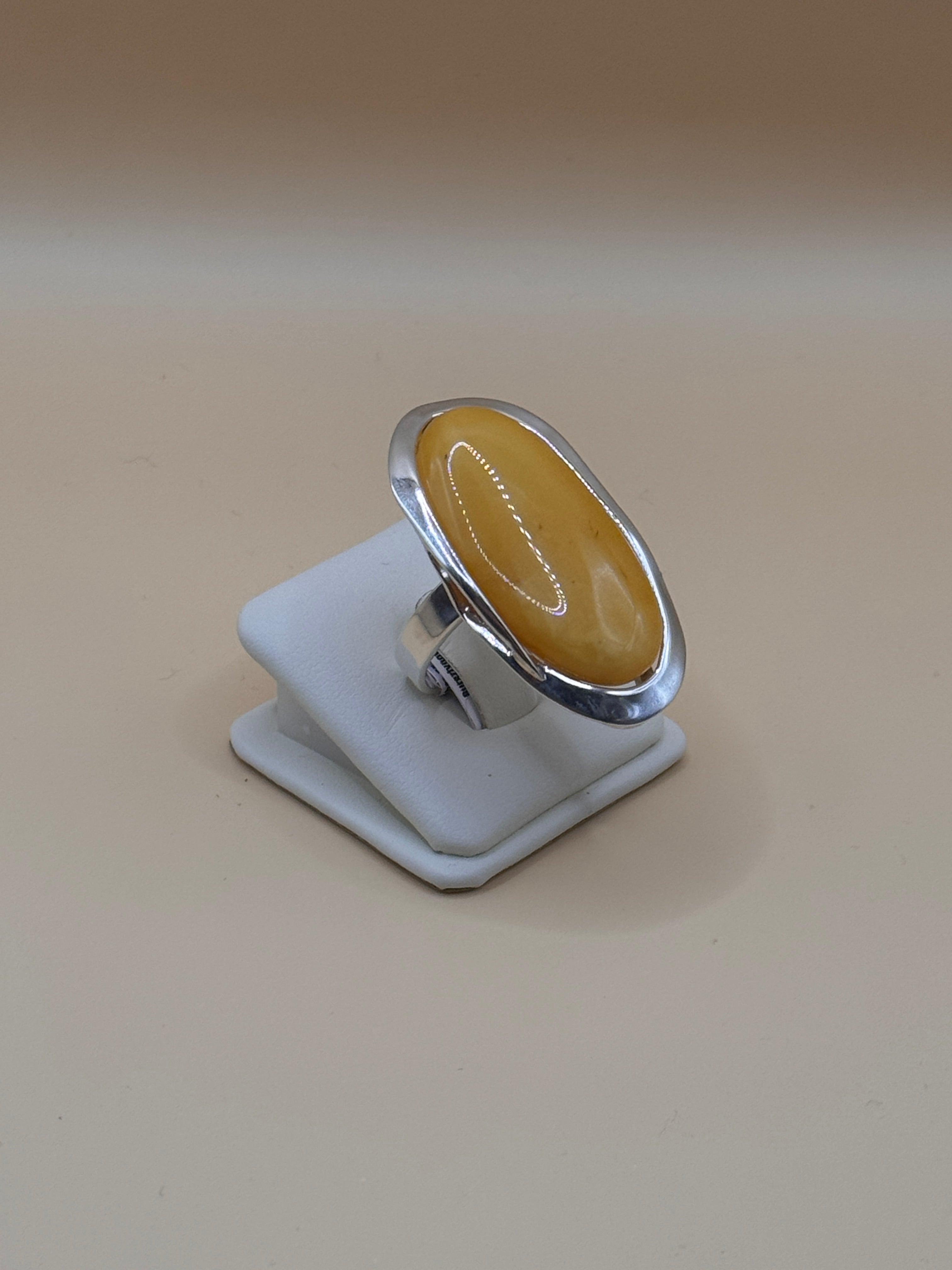 Pierścionek srebrny z bursztynem