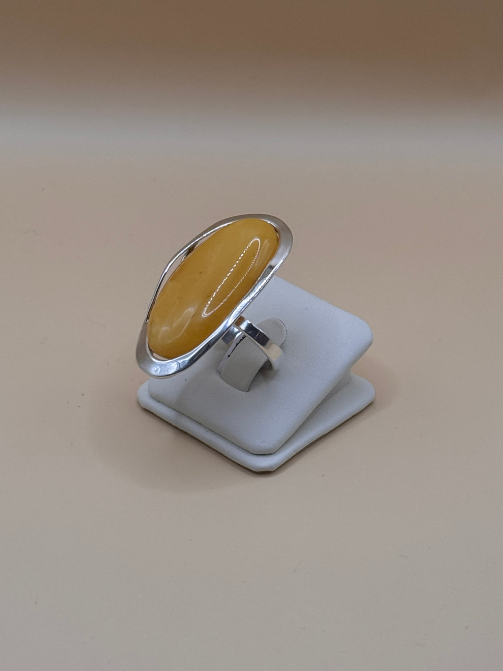 Pierścionek srebrny z bursztynem