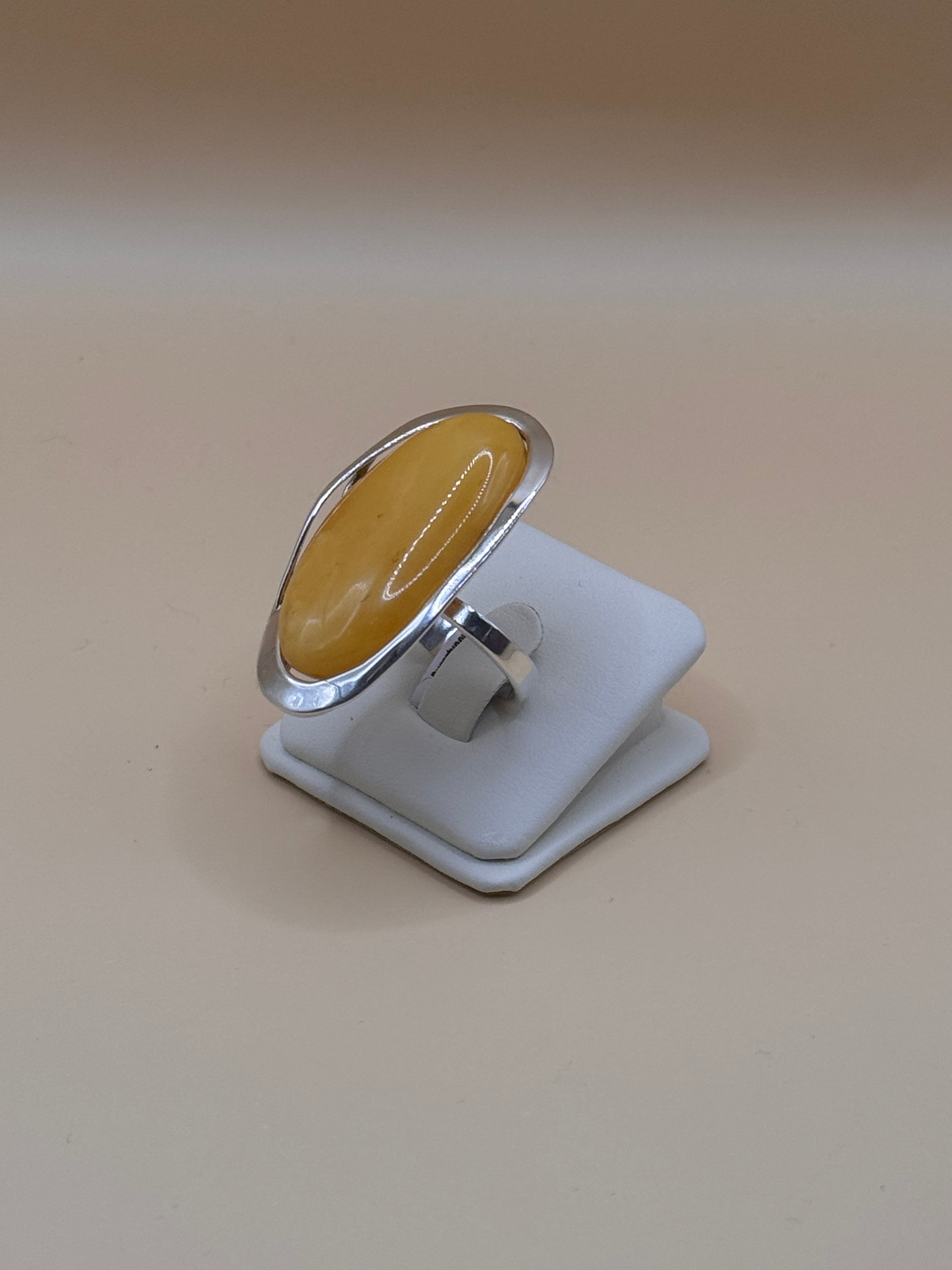 Pierścionek srebrny z bursztynem