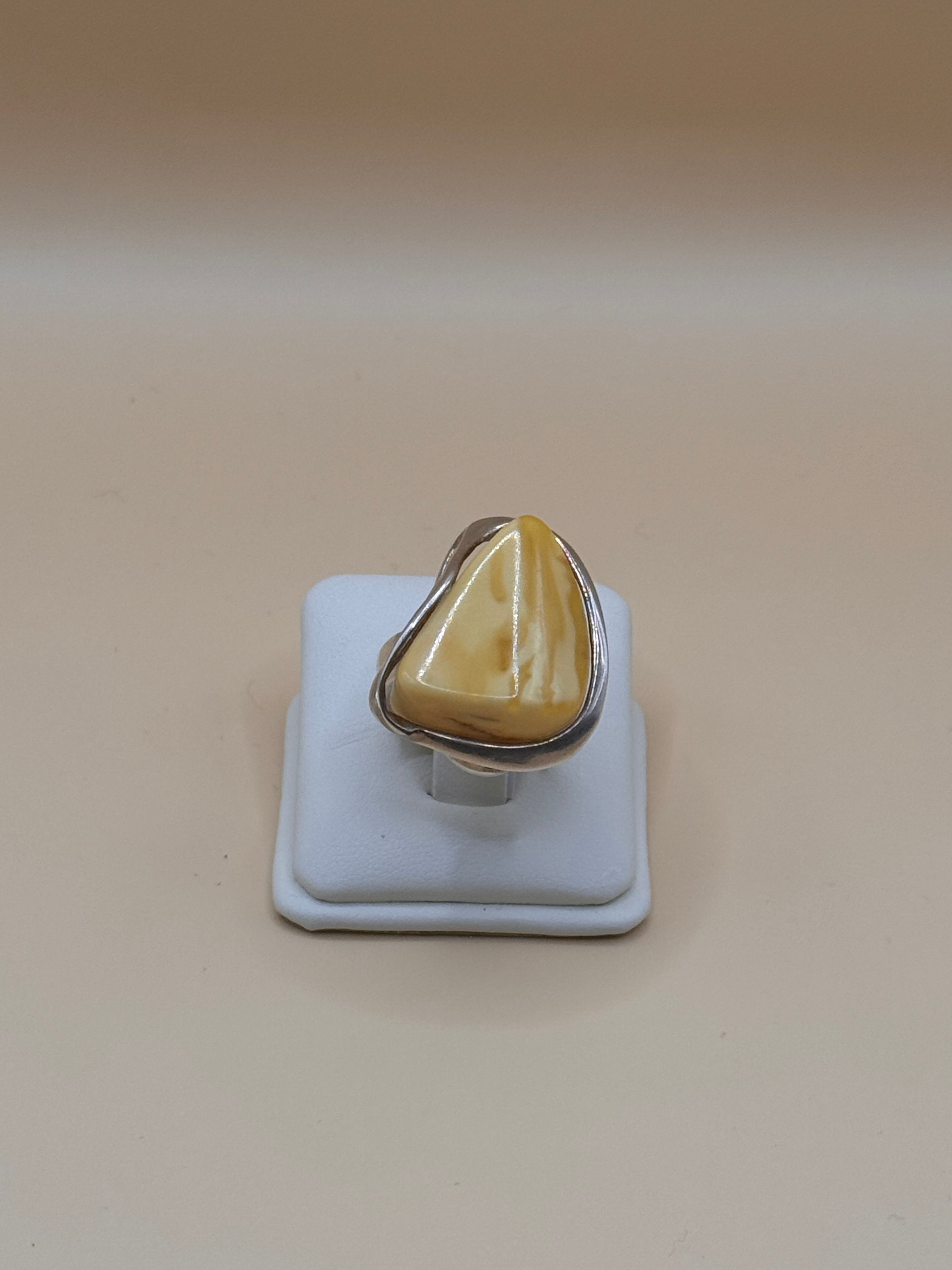 Pierścionek srebrny z bursztynem