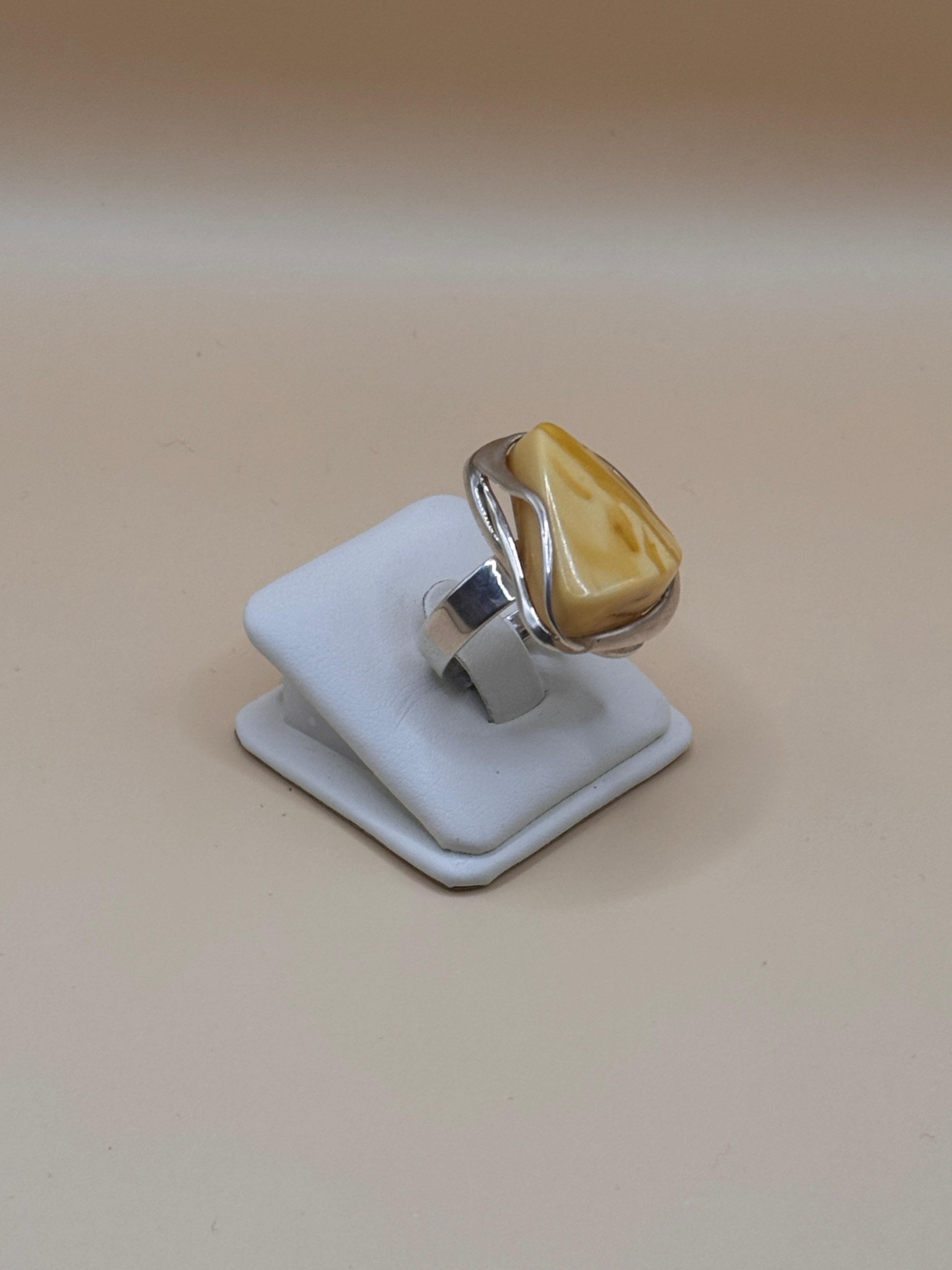 Pierścionek srebrny z bursztynem