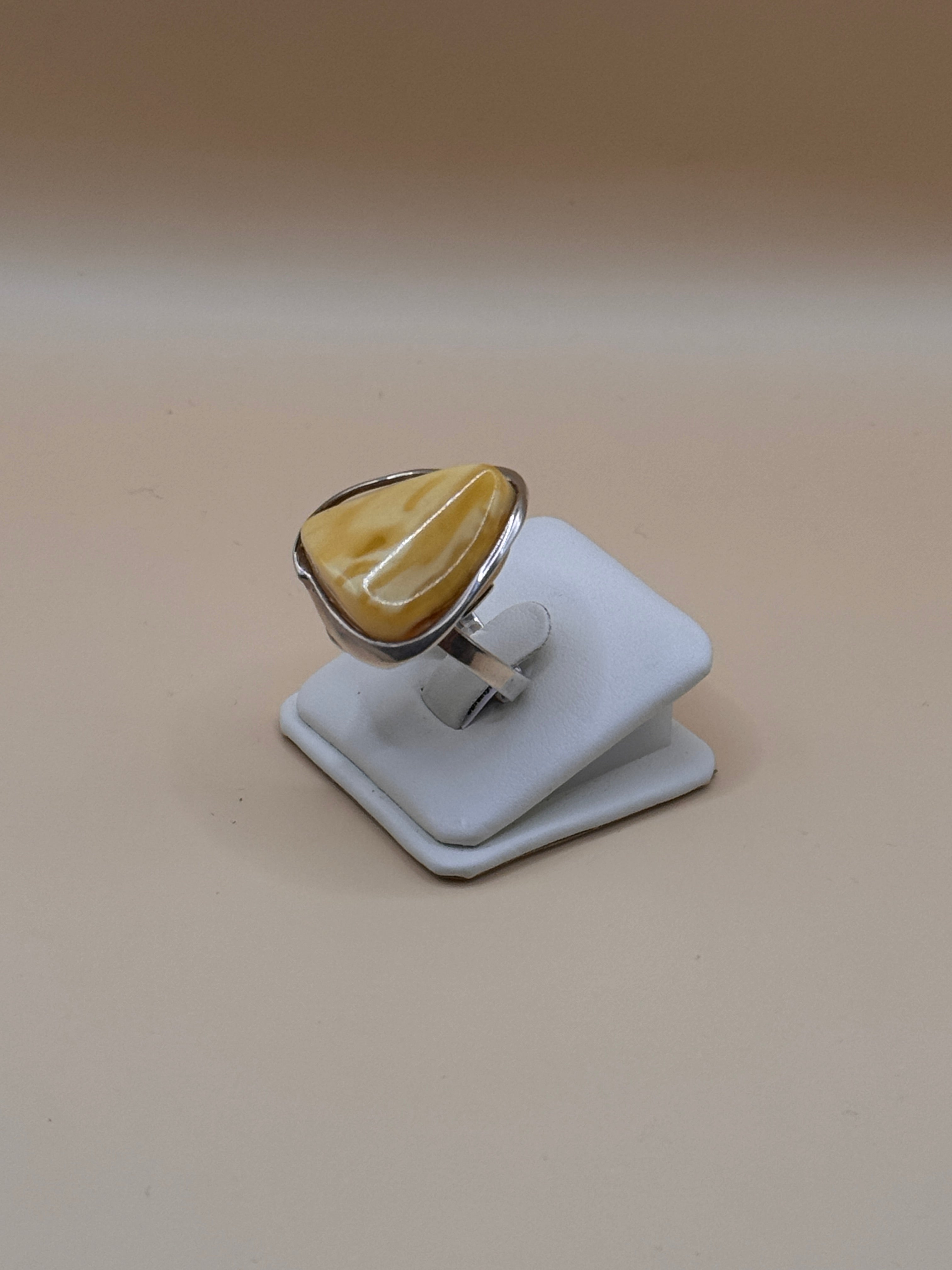 Pierścionek srebrny z bursztynem