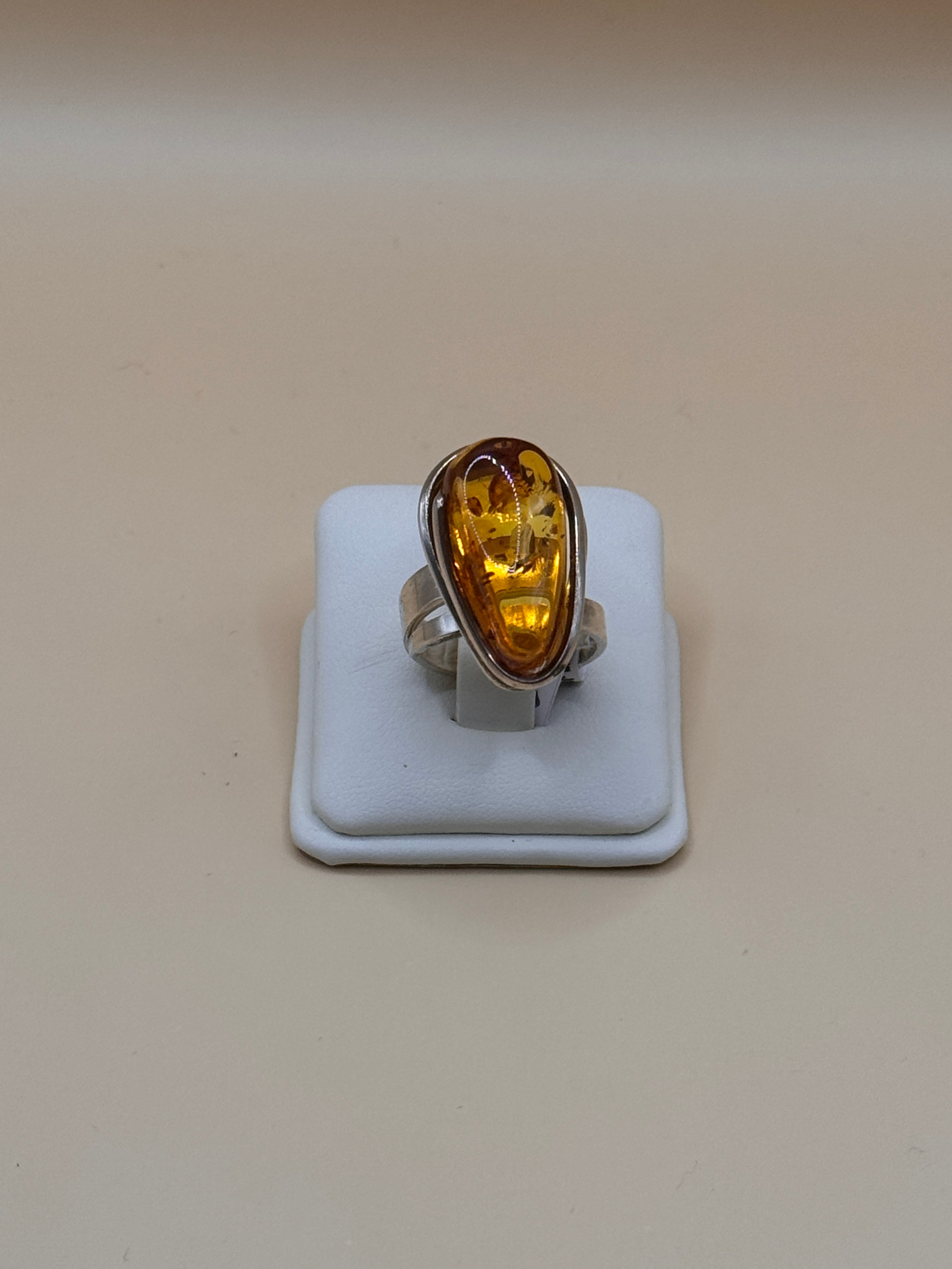 Pierścionek srebrny z bursztynem