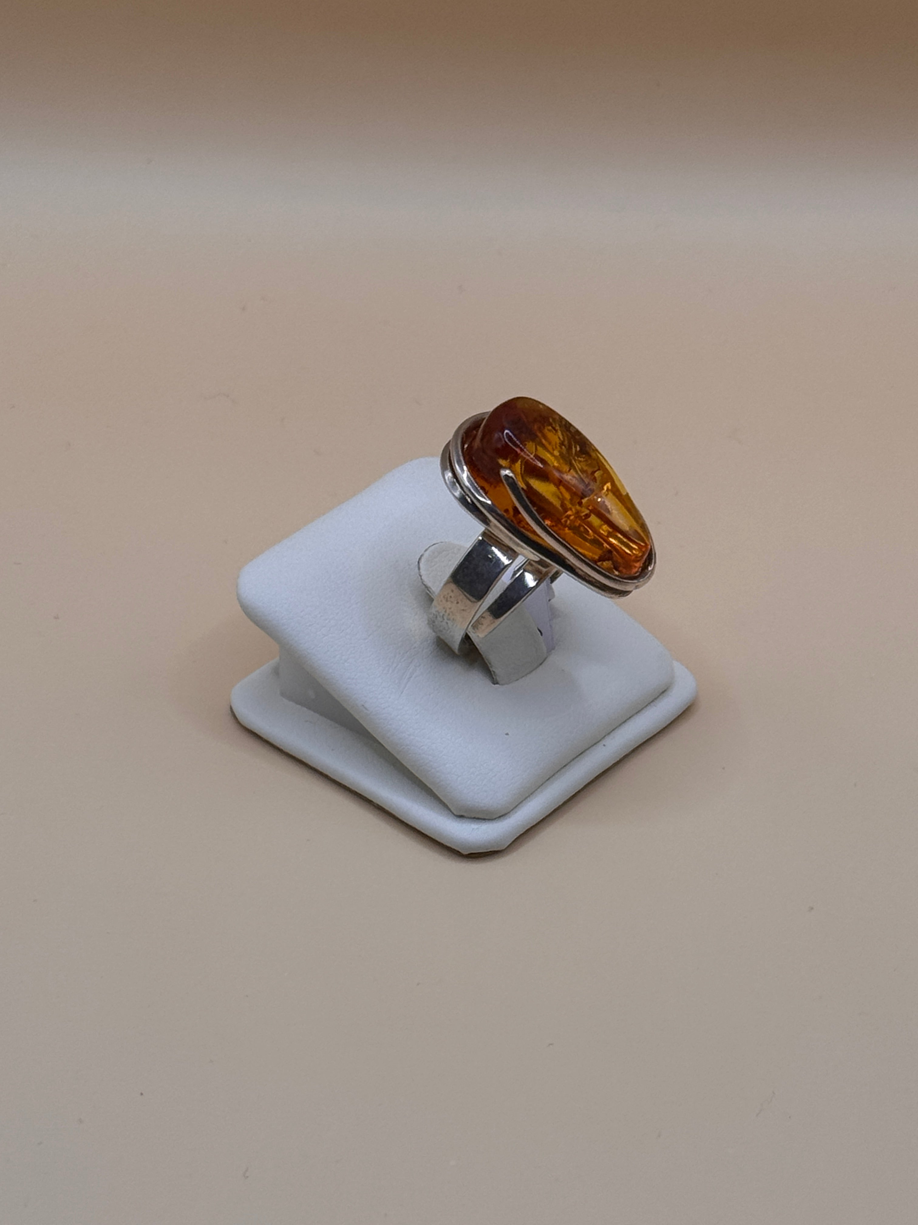 Pierścionek srebrny z bursztynem