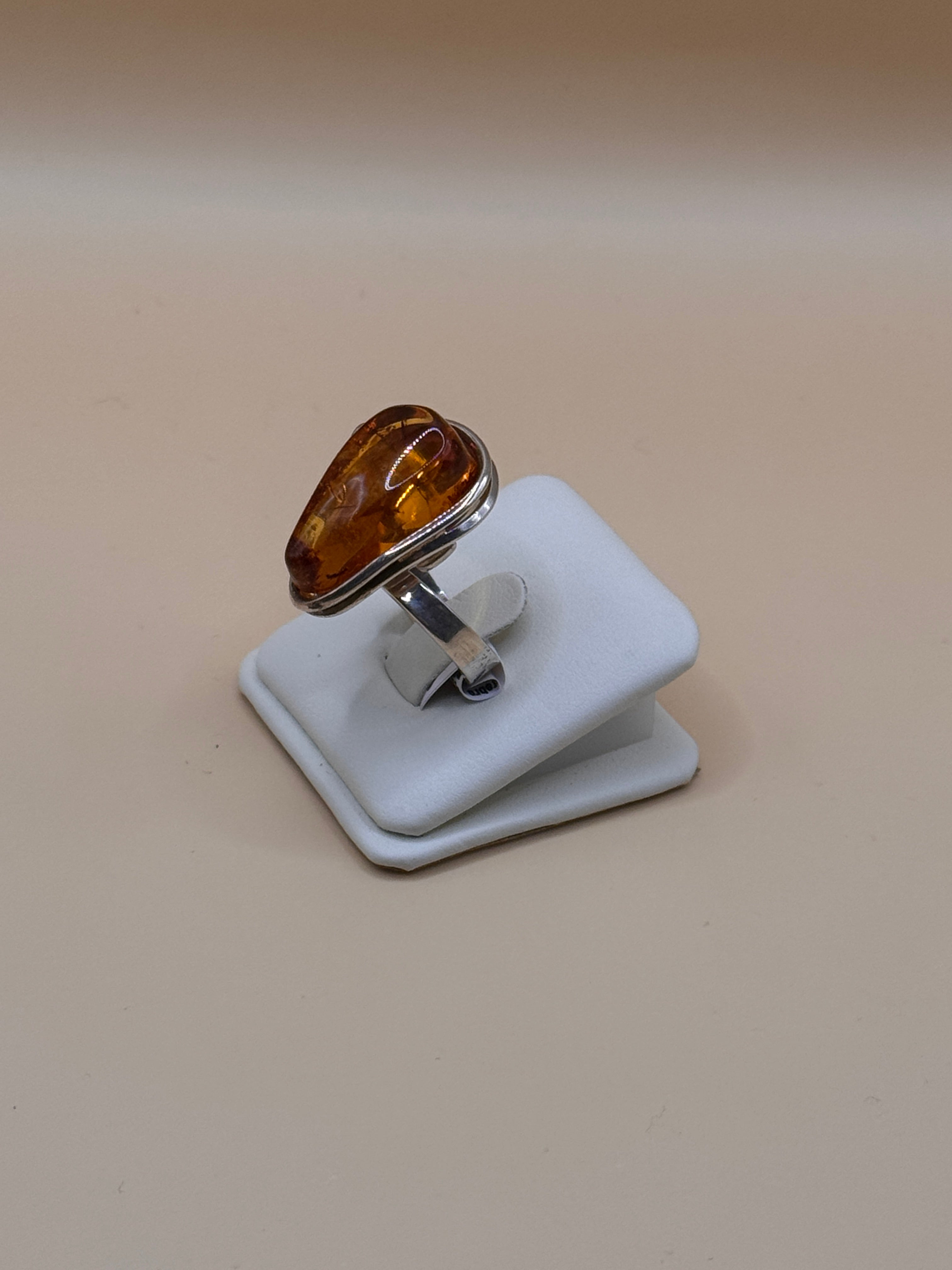 Pierścionek srebrny z bursztynem