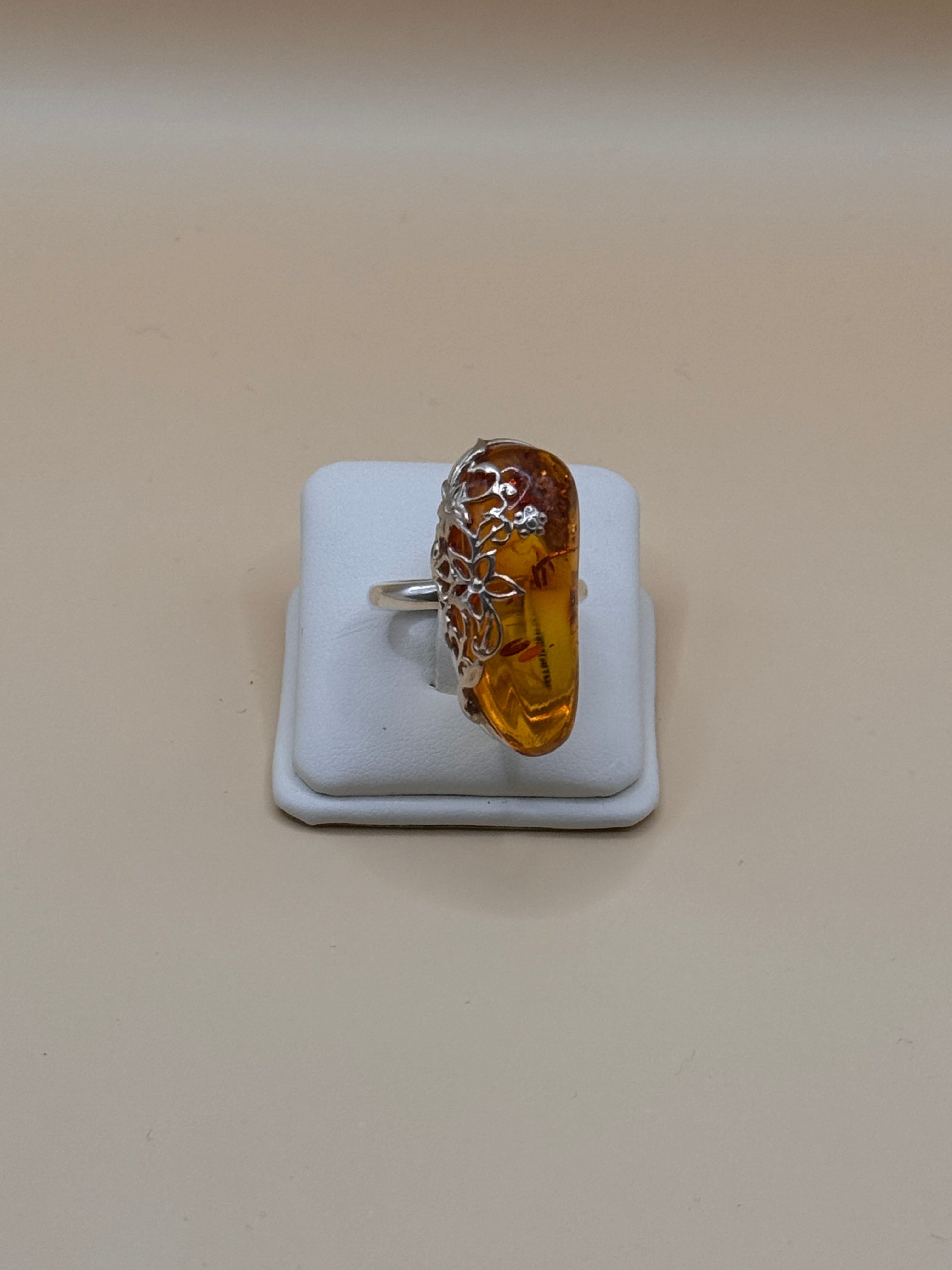 Pierścionek srebrny z bursztynem