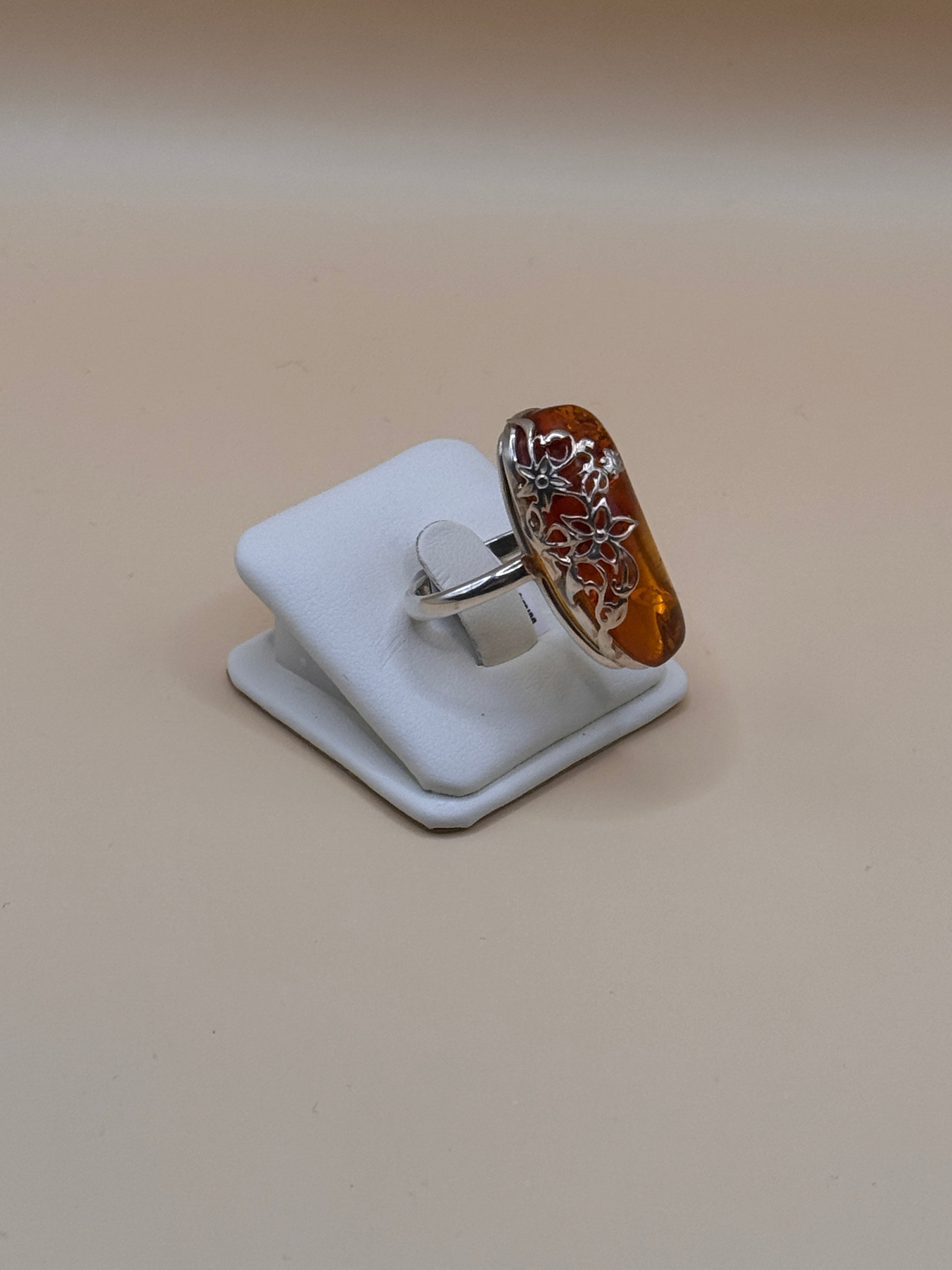 Pierścionek srebrny z bursztynem