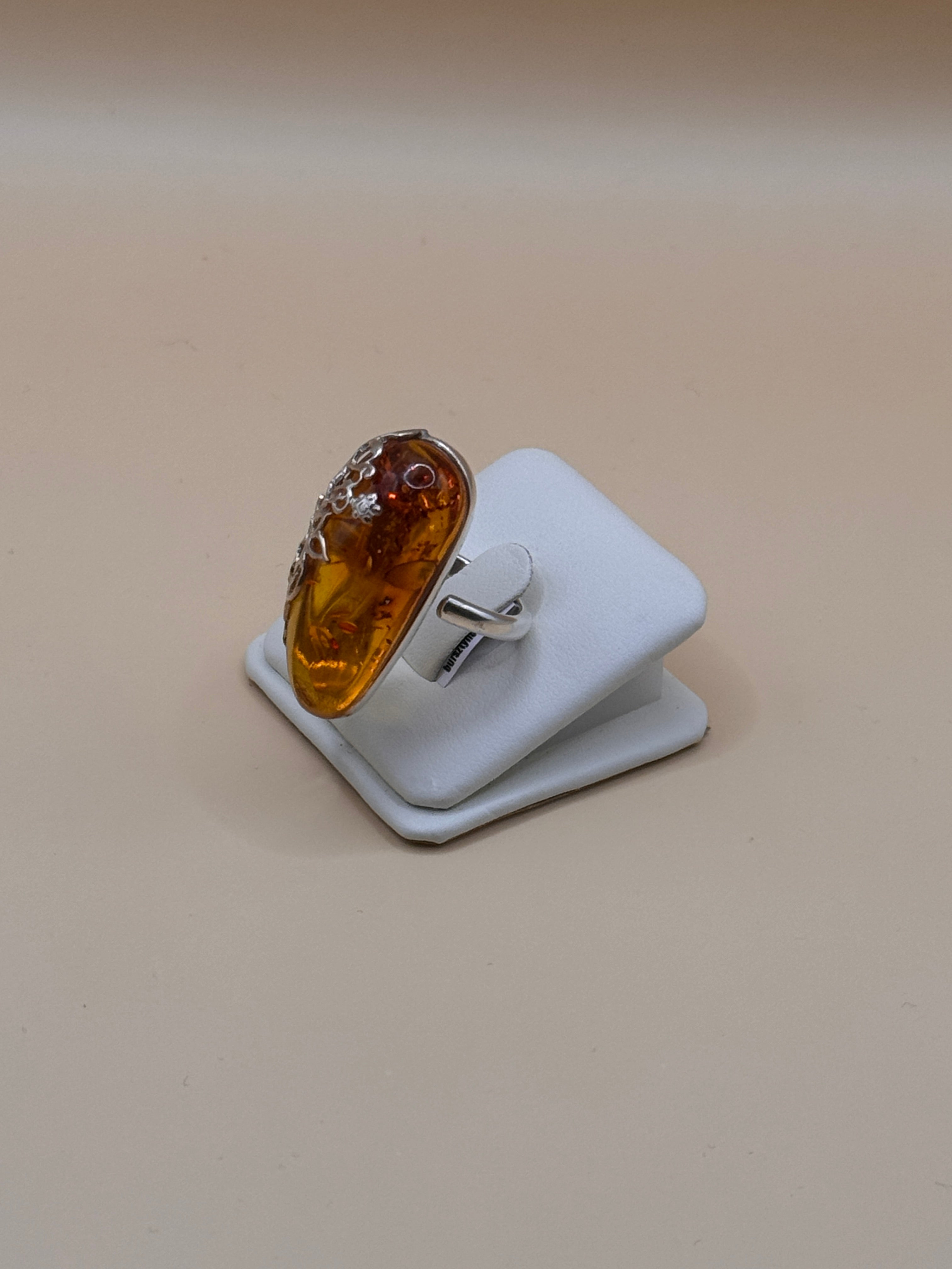 Pierścionek srebrny z bursztynem