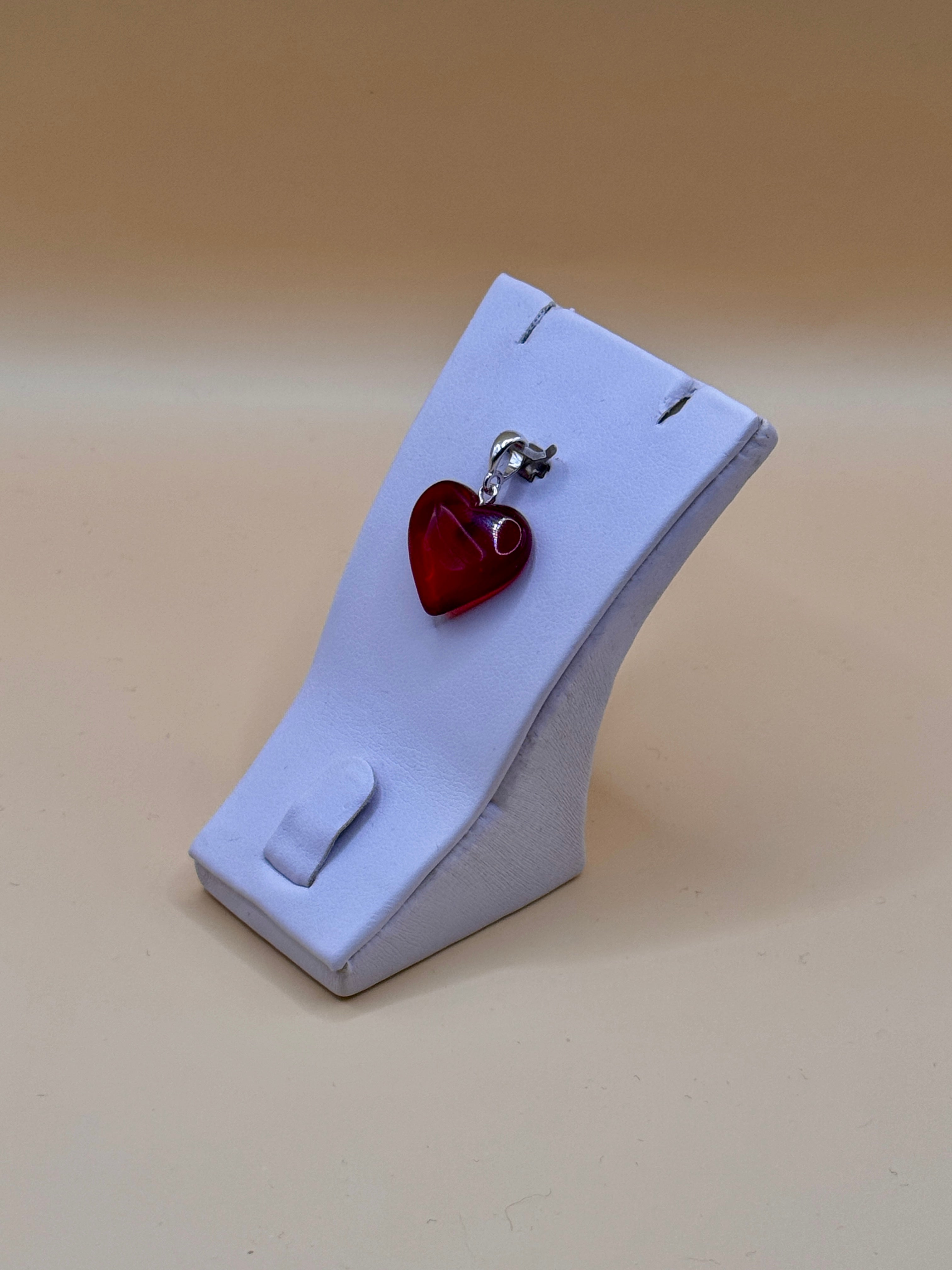 Wisiorek srebrny z bursztynem (serduszko)