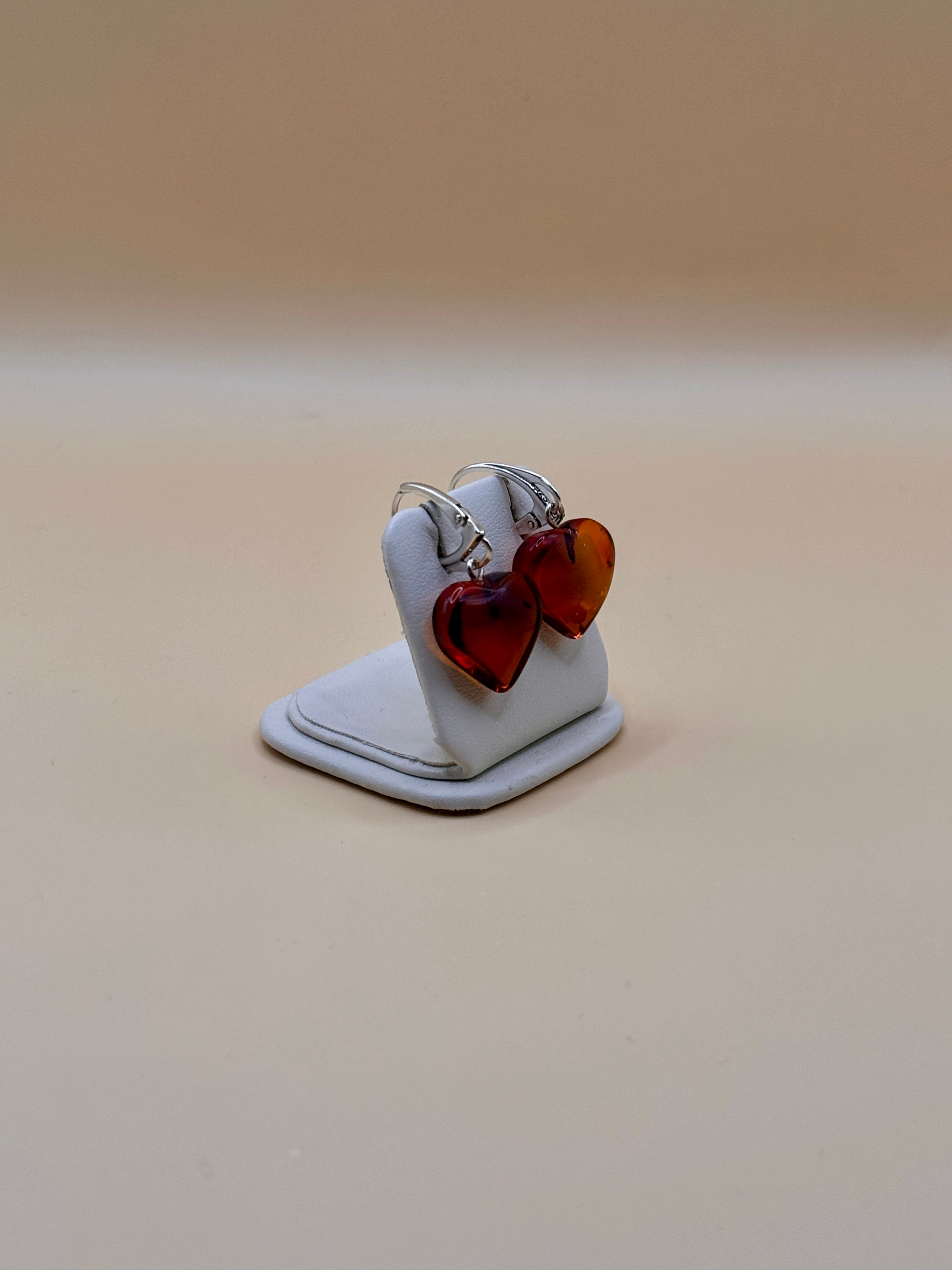 Kolczyki srebrne z bursztynem (serduszka)